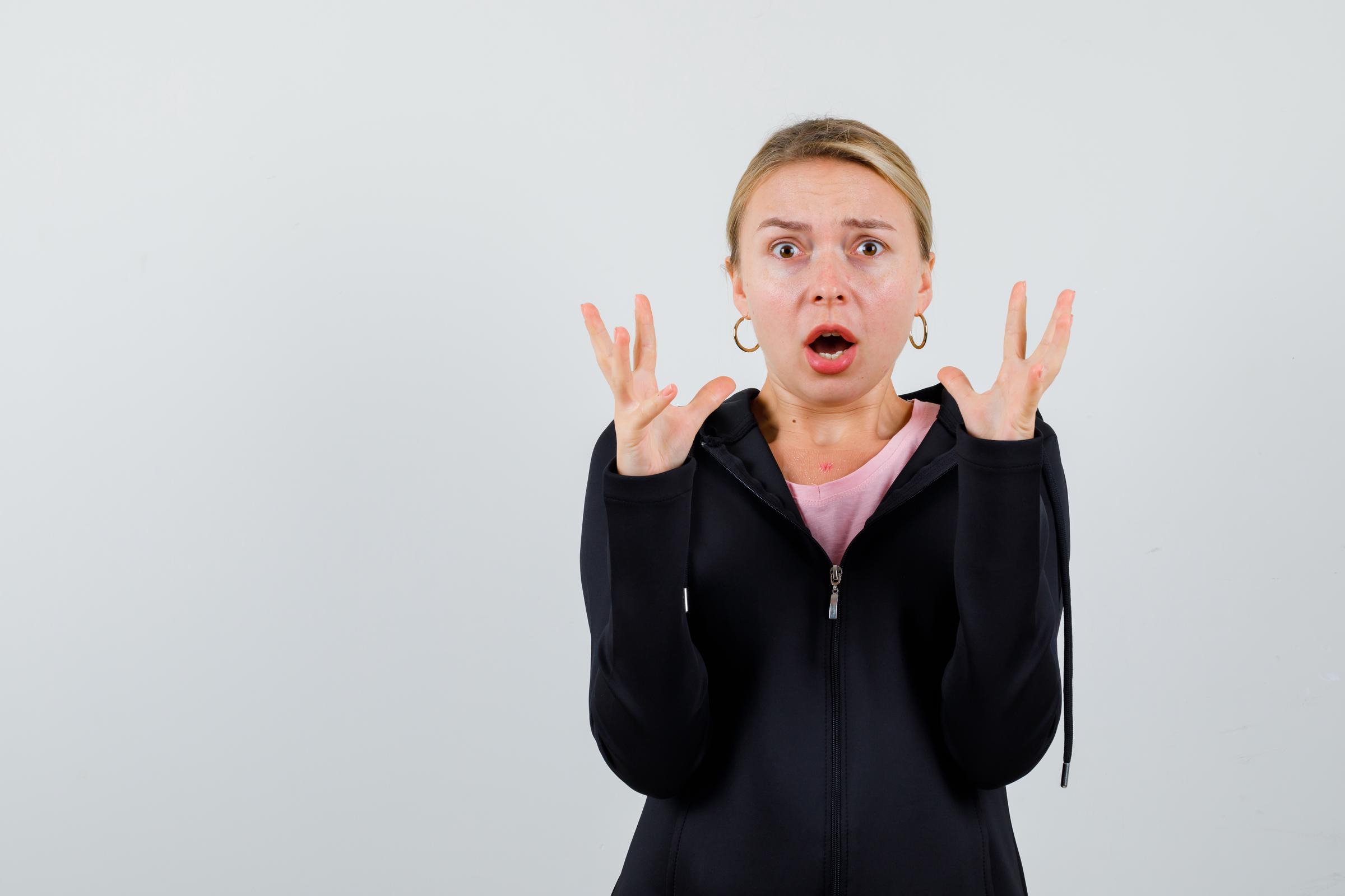 Eine panische Frau | Quelle: Freepik