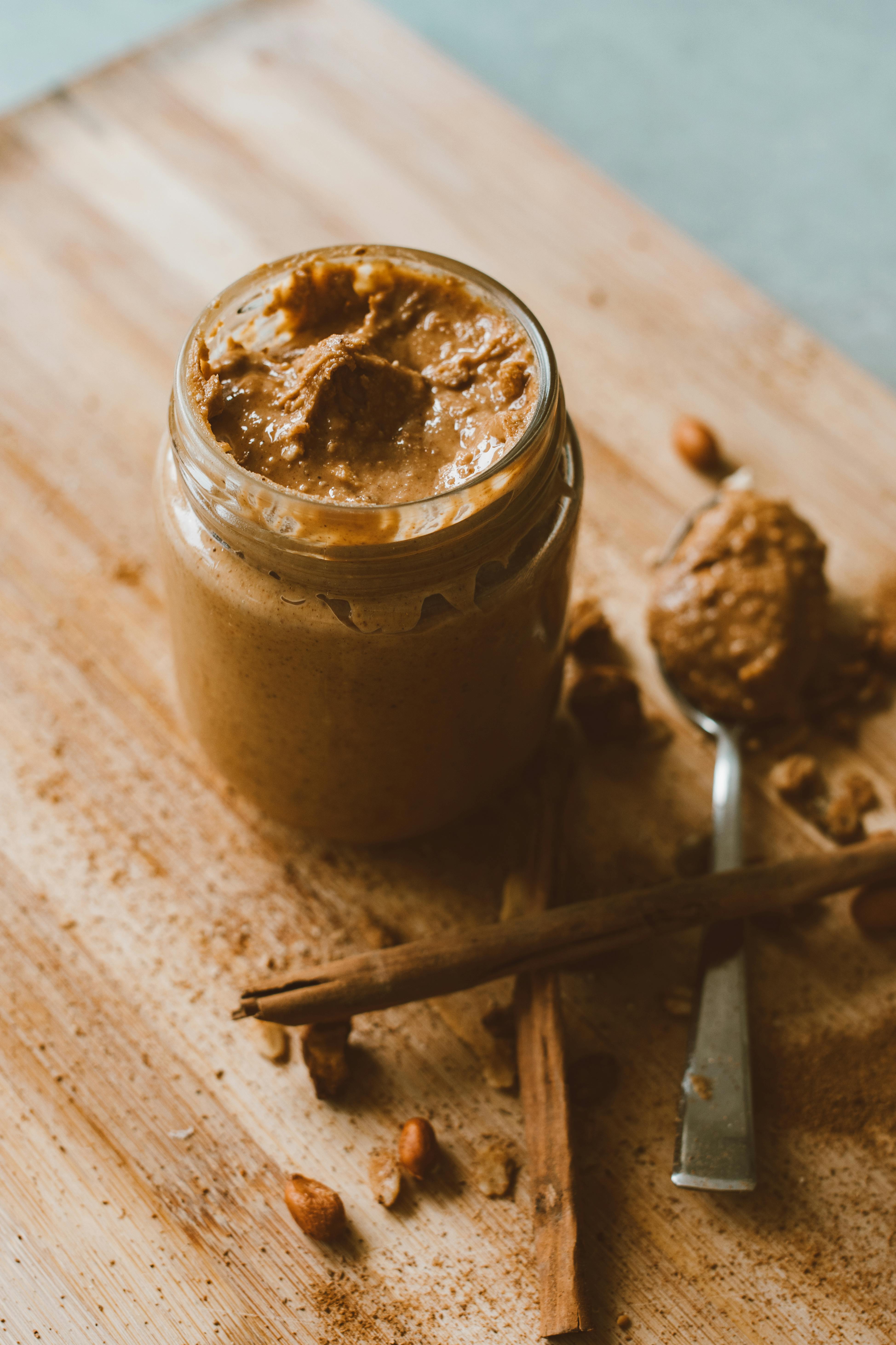 Ein Glas mit Zimt und Mandelbutter | Quelle: Pexels