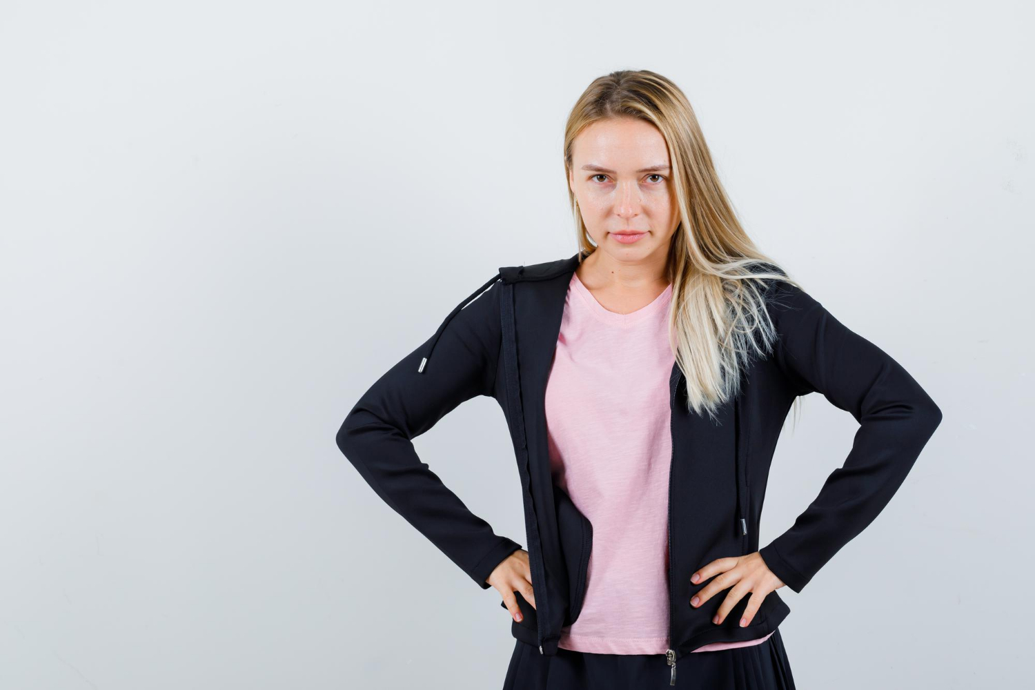 Eine Frau mit den Händen in der Hüfte | Quelle: Freepik