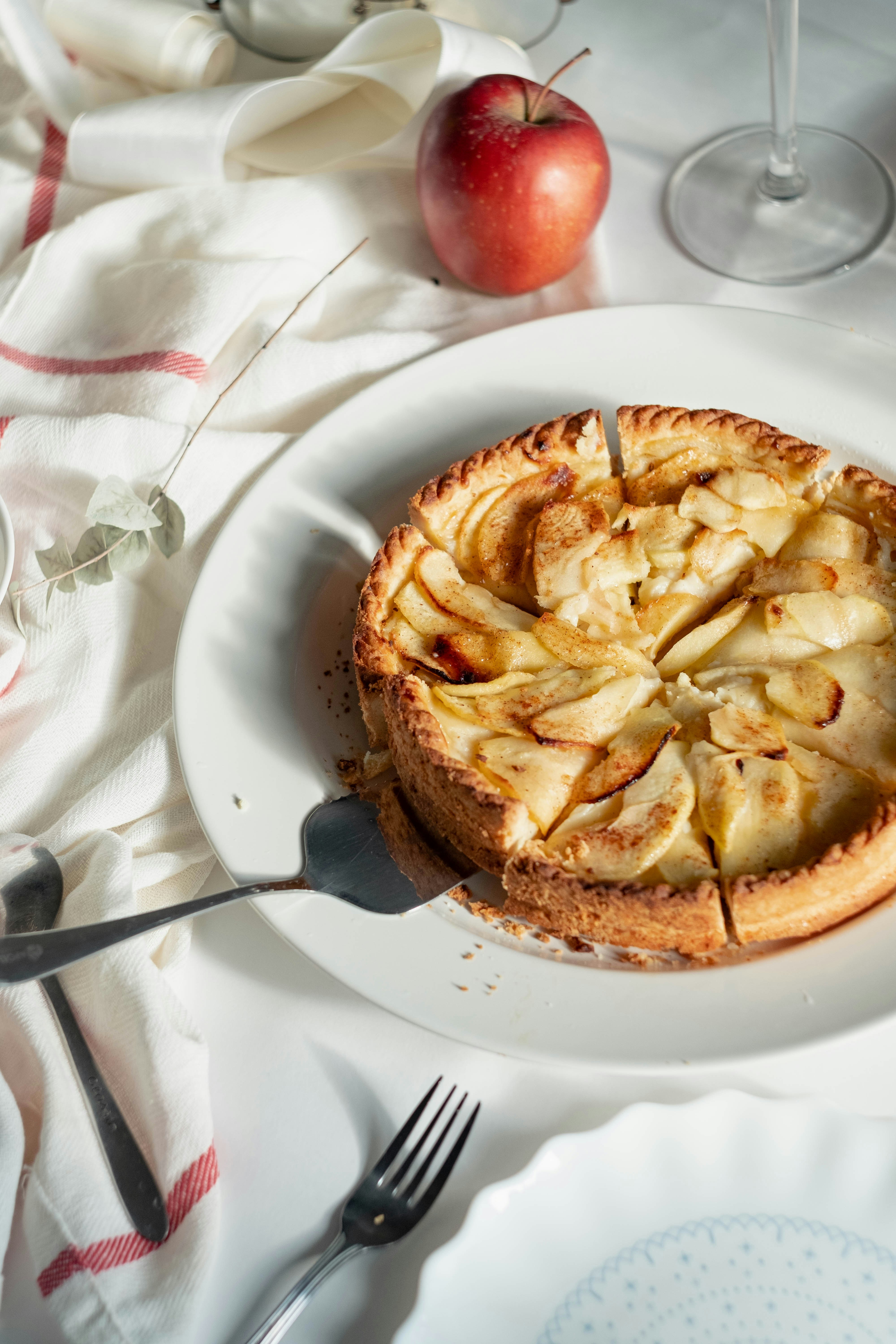 Ein Apfelkuchen auf einem Teller | Quelle: Unsplash