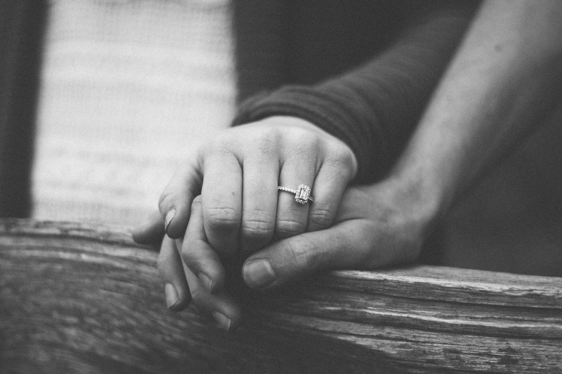 Eine Frau hält die Hand eines Mannes | Quelle: Unsplash