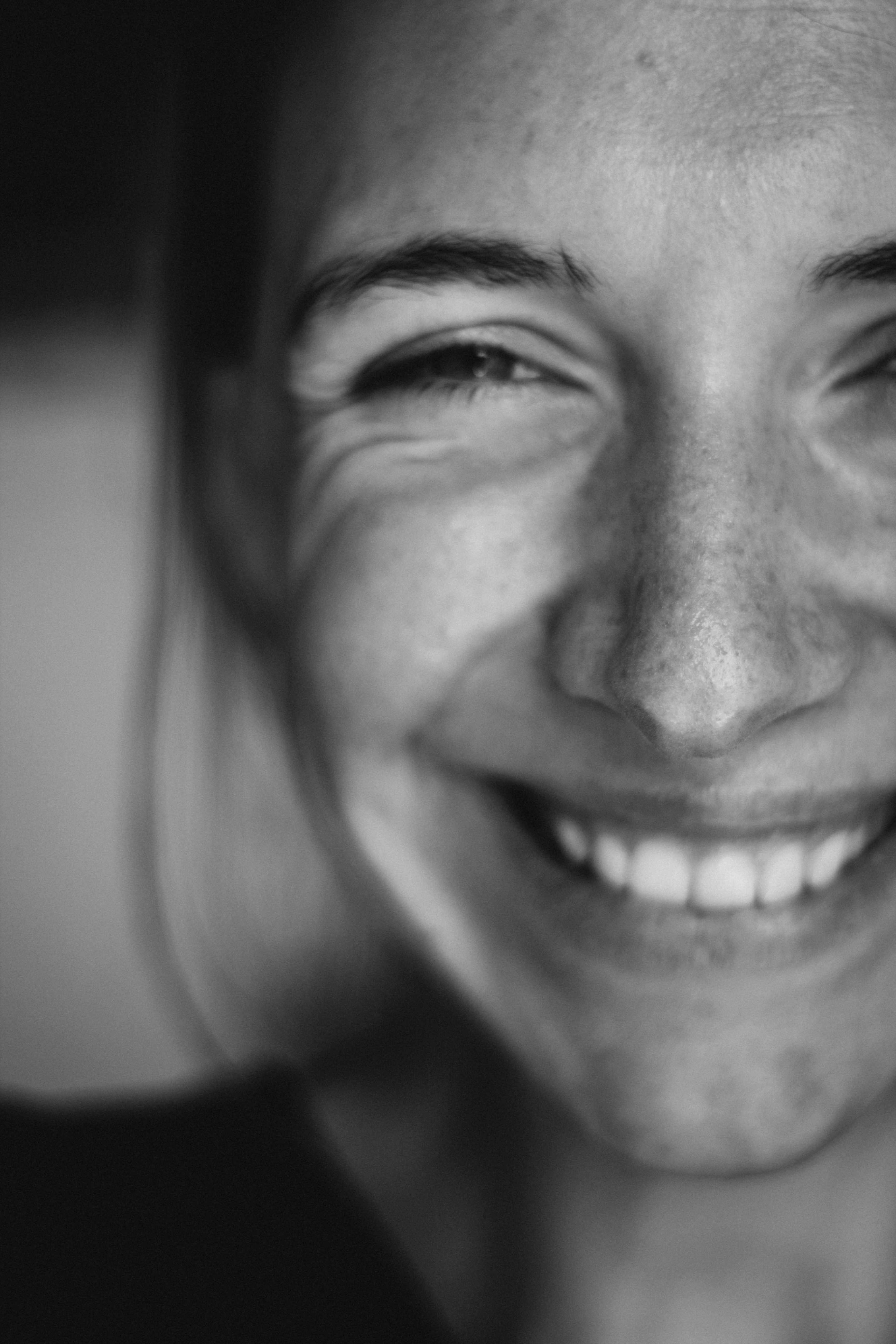Eine Nahaufnahme einer lächelnden Frau | Quelle: Unsplash