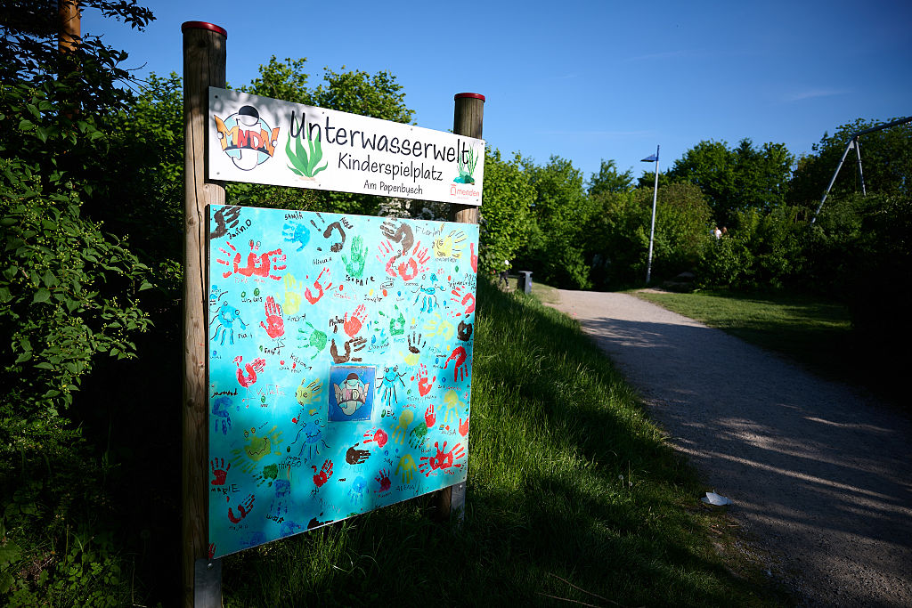 10. Mai 2025, Nordrhein-Westfalen, Menden: An einem der Eingänge zum Spielplatz im Sauerland ist ein Schild mit der Aufschrift „Unterwasserwelt – Kinderspielplatz” zu sehen. Ein 17-Jähriger soll in dieser Nacht auf dem Spielplatz einen 14-Jährigen erstochen haben | Quelle: Getty Images