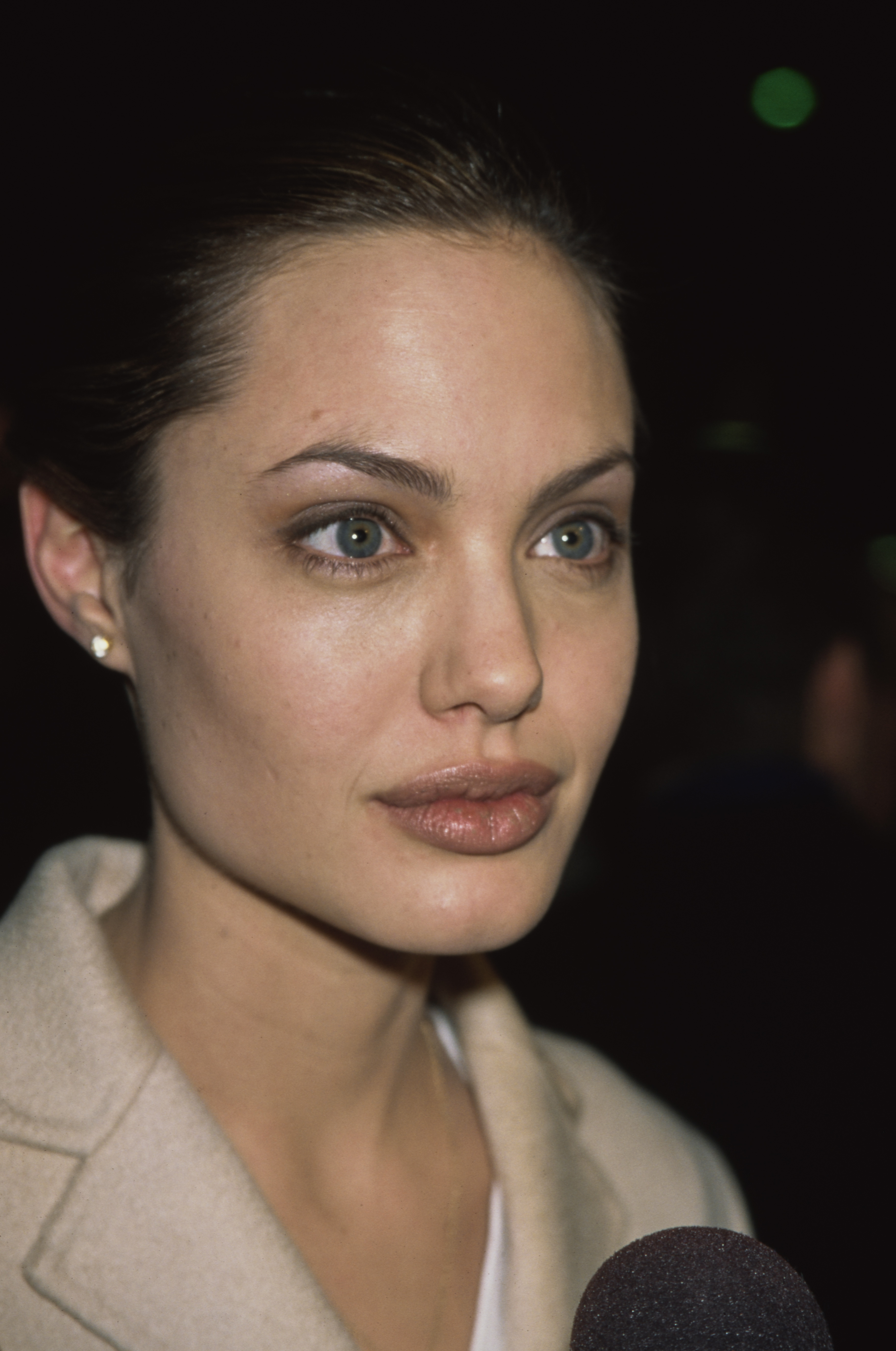 Jolies Aufstieg zum internationalen Ruhm lenkte immer mehr Aufmerksamkeit auf ihre Gesichtszüge, die zu einem festen Bestandteil ihres typischen Hollywood-Images wurden. Jahrzehnte später sollten genau diese Gesichtszüge erneut Gegenstand intensiver Online-Diskussionen werden.