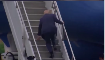 Donald Trump stolpert auf den Stufen zum Flugzeug. | Quelle: Instagram/tmz_tv