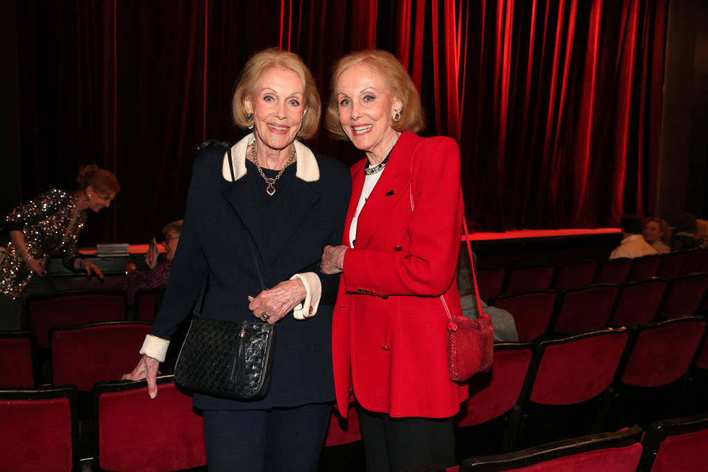 Ellen Kessler und ihre Zwillingsschwester Alice Kessler bei der Theaterpremiere von „Das perfekte Geheimnis“ in der Komödie im Bayerischen Hof am 11. April 2024 in München. | Quelle: Getty Images
