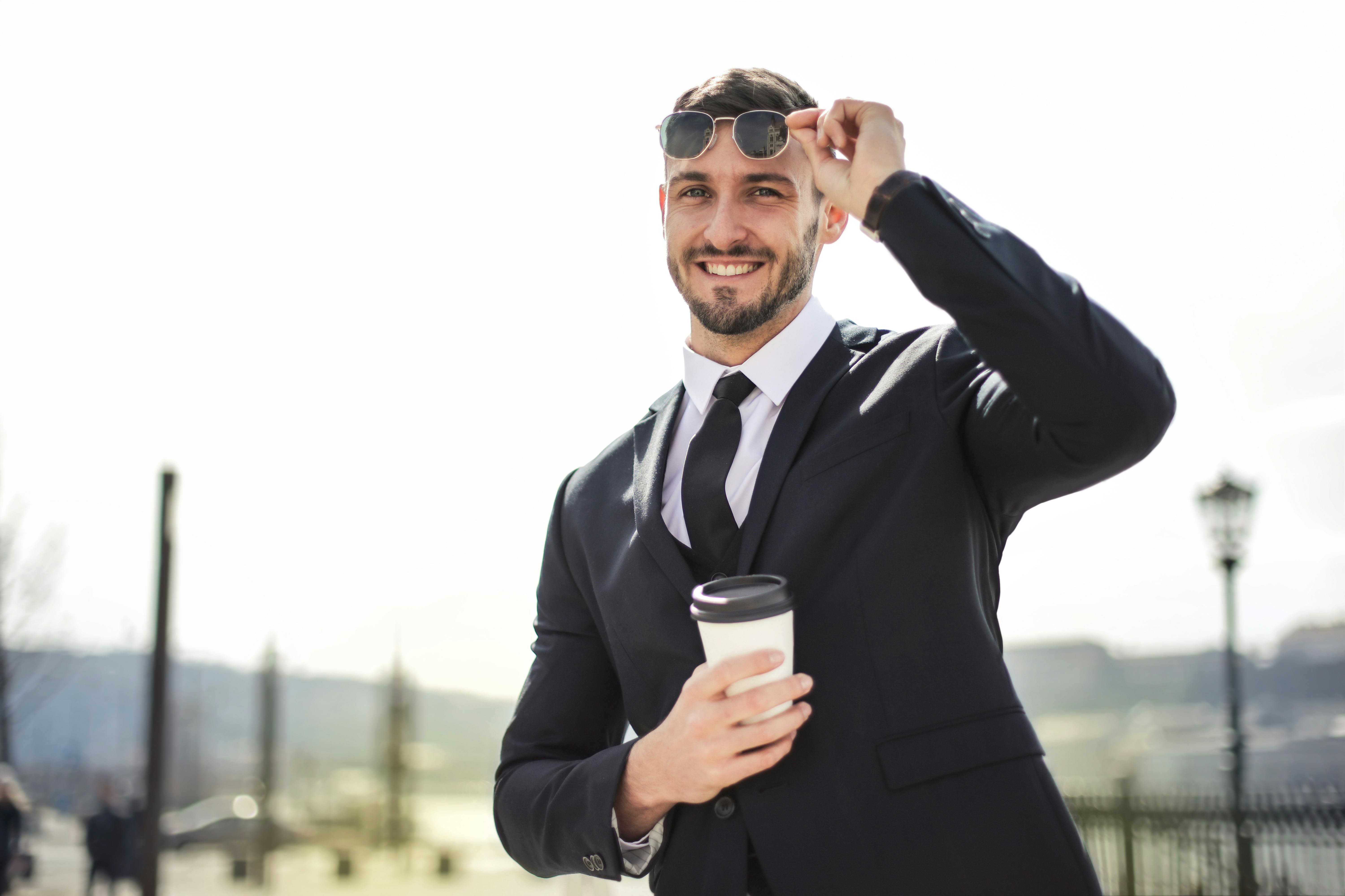 Ein glücklicher Mann im Anzug | Quelle: Pexels