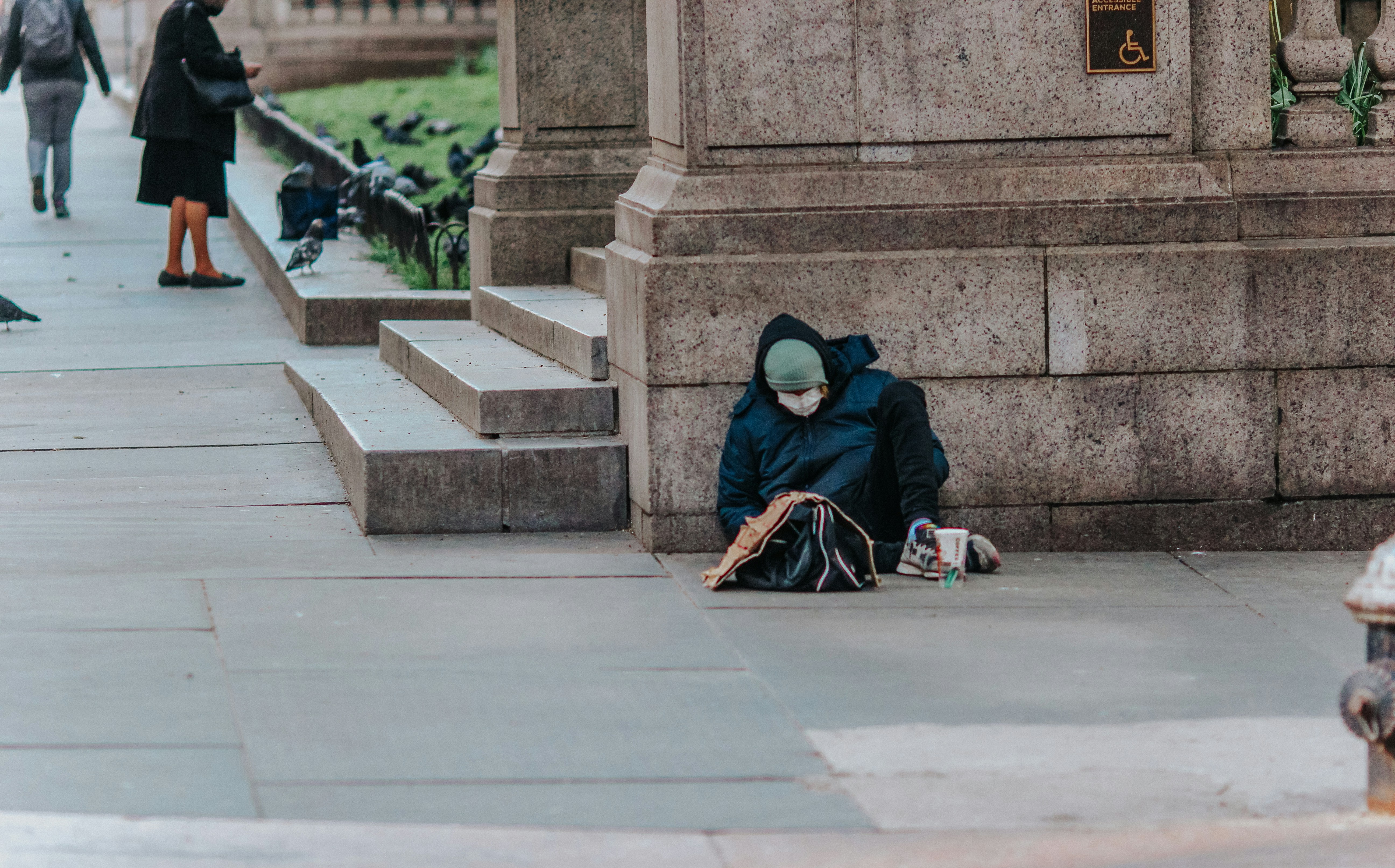 Eine obdachlose Person auf der Straße | Quelle: Unsplash