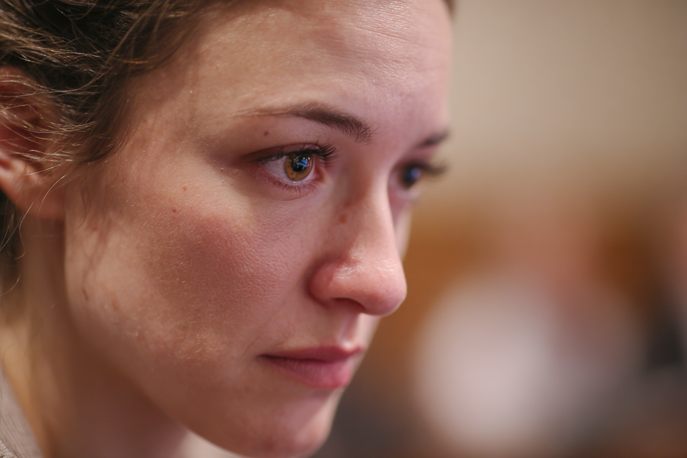 Eine Nahaufnahme des Gesichts einer Frau | Quelle: Midjourney