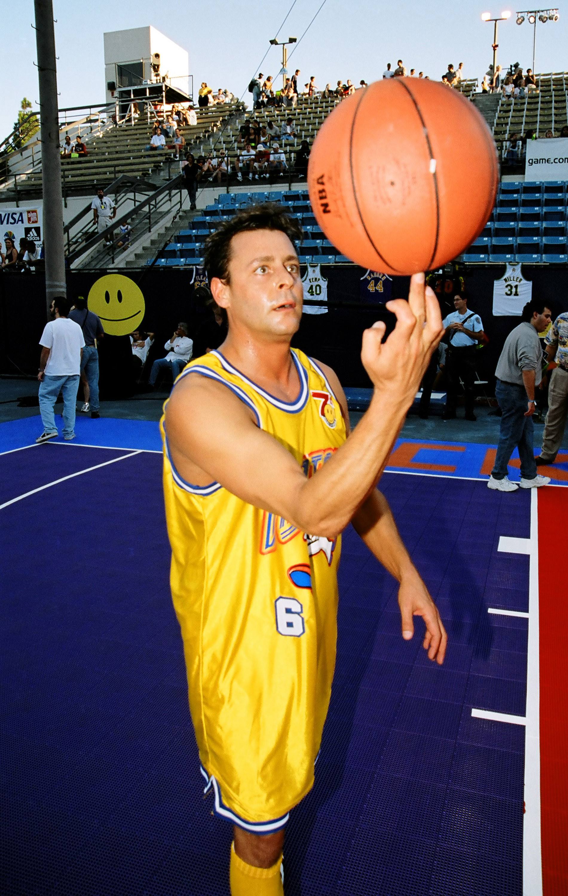 Der Schauspieler zeigte sein Können, indem er direkt auf dem Spielfeld einen Basketball auf seinem Finger drehen ließ, und nahm 1997 am MTV Rock ’n Jock Basketball-Event in Los Angeles, Kalifornien, teil. | Quelle: Getty Images