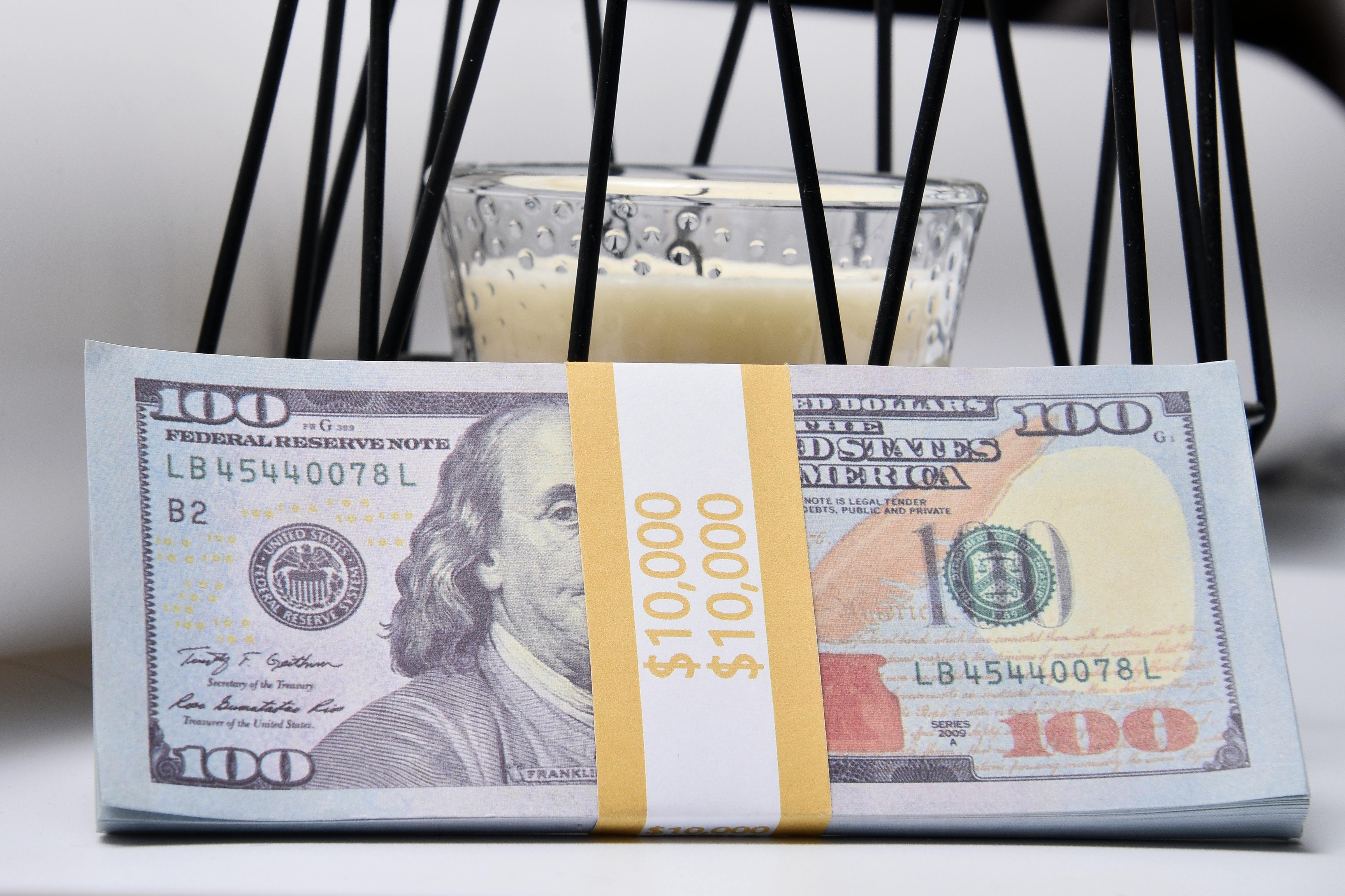 Ein Stapel Geld | Quelle: Pexels