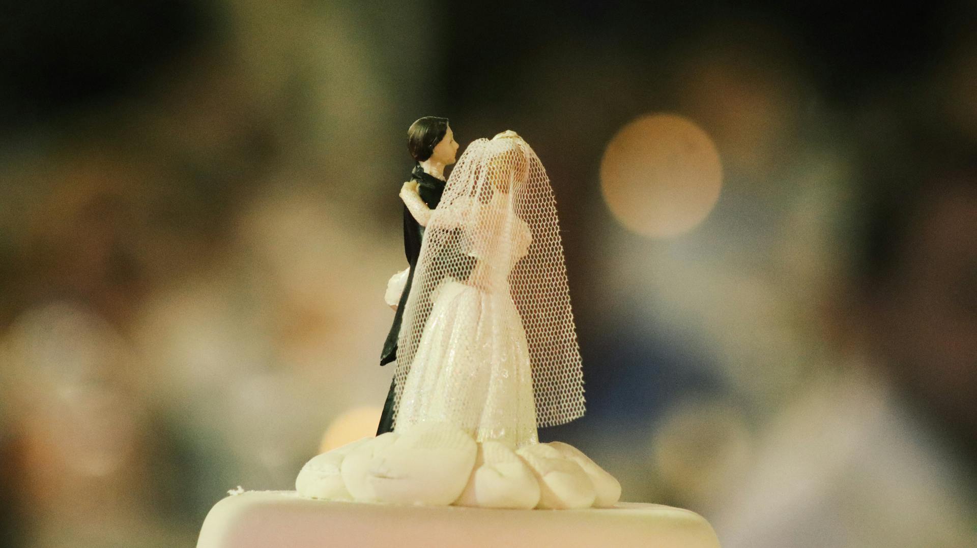 Eine Braut und ein Bräutigam auf einer Hochzeitstorte | Quelle: Pexels