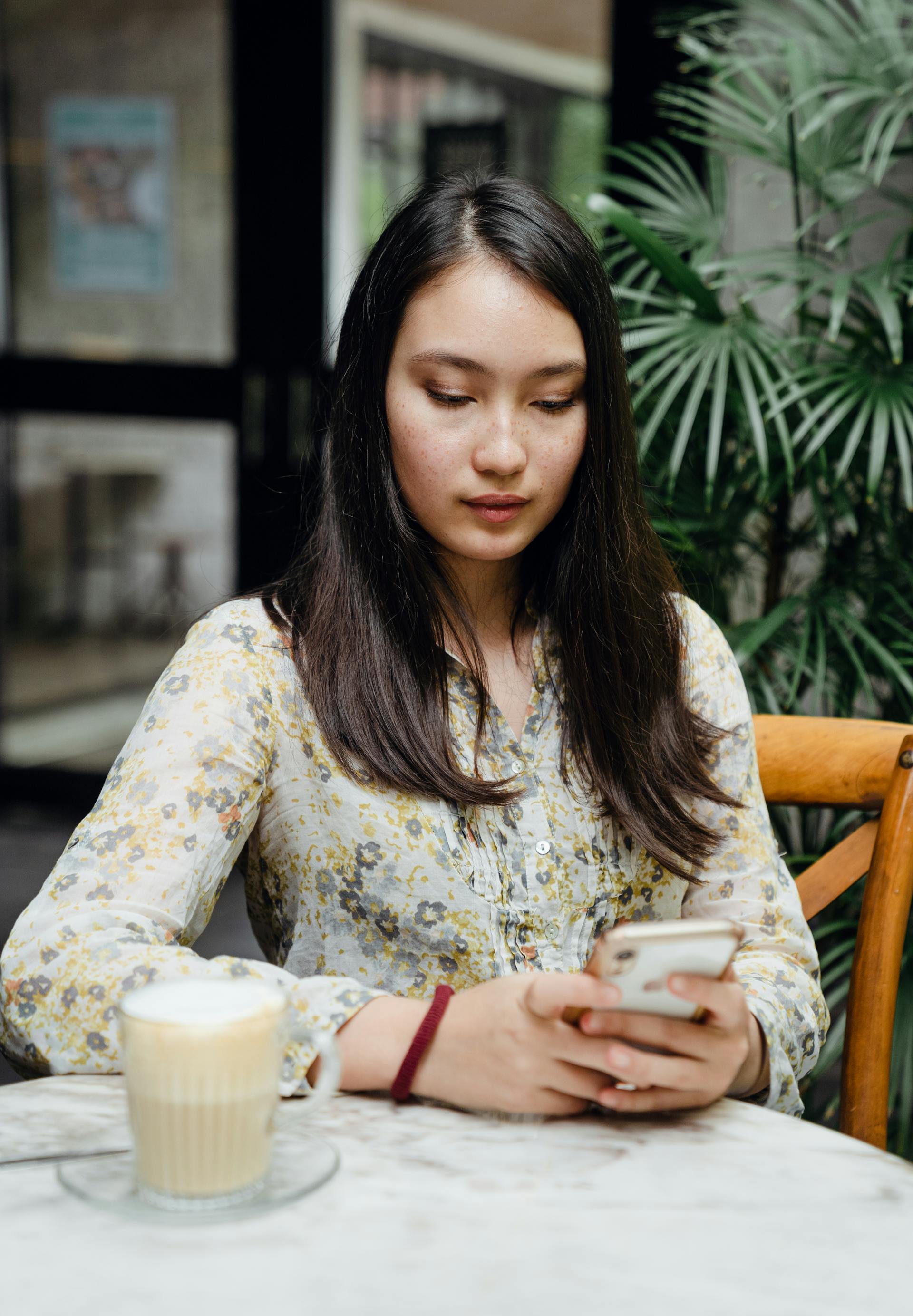 Eine Frau, die auf ihr Handy starrt | Quelle: Pexels