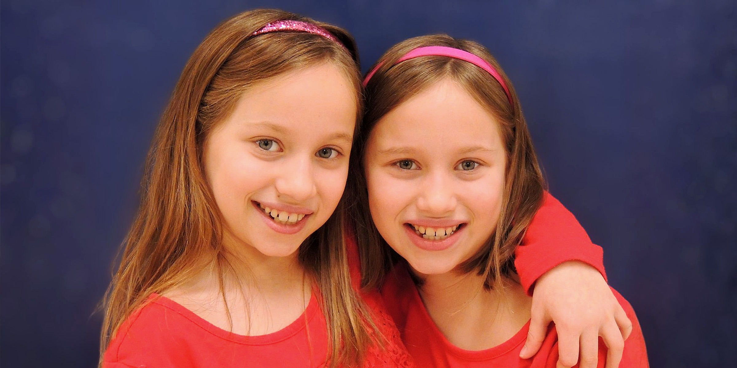 Zwillingsmädchen stehen zusammen | Quelle: Flickr