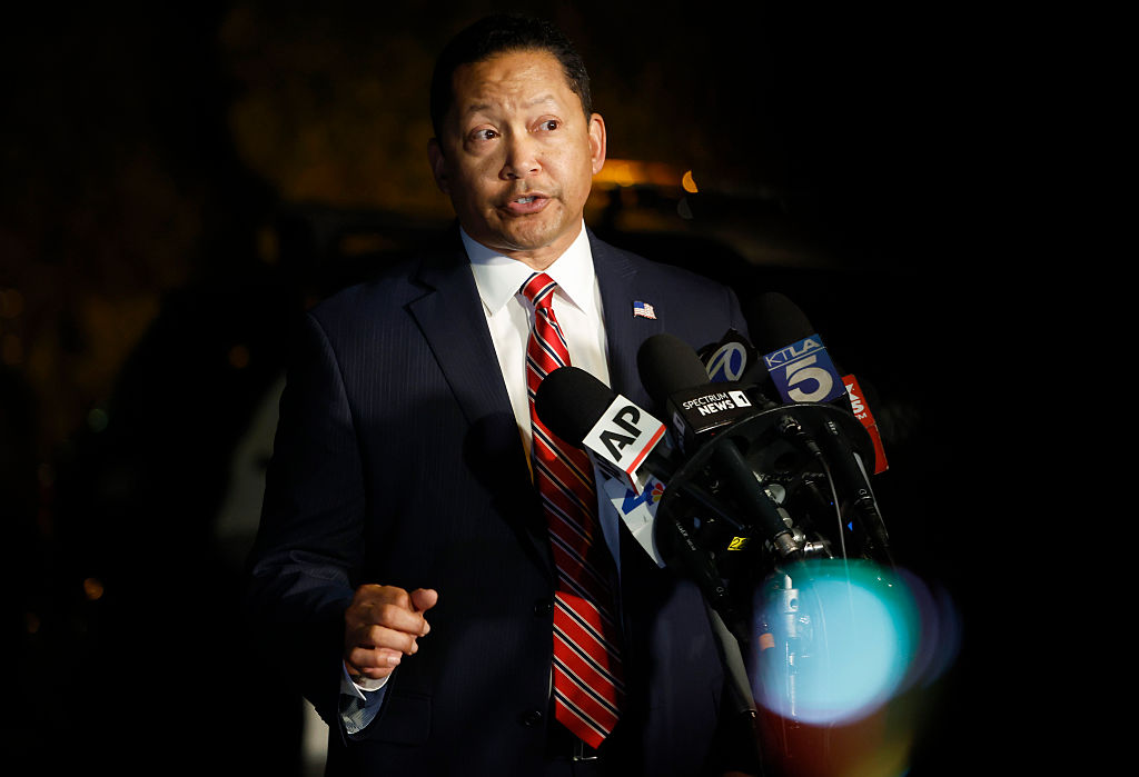 Der stellvertretende Polizeichef von Los Angeles, Alan Hamilton, spricht mit den Medien, nachdem am 14. Dezember 2025 in Brentwood, Kalifornien, zwei Menschen tot in Rob Reiners Haus aufgefunden wurden. | Quelle: Getty Images