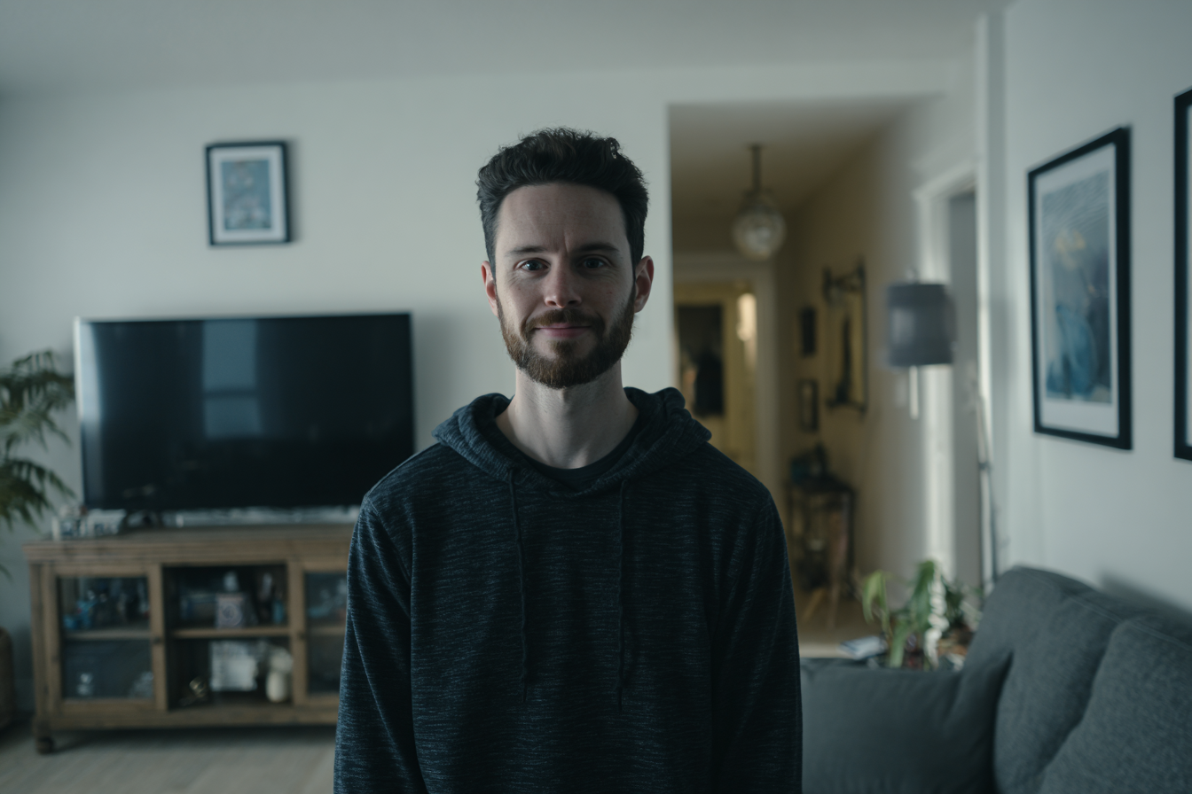 Ein Mann steht in einem Wohnzimmer | Quelle: Midjourney