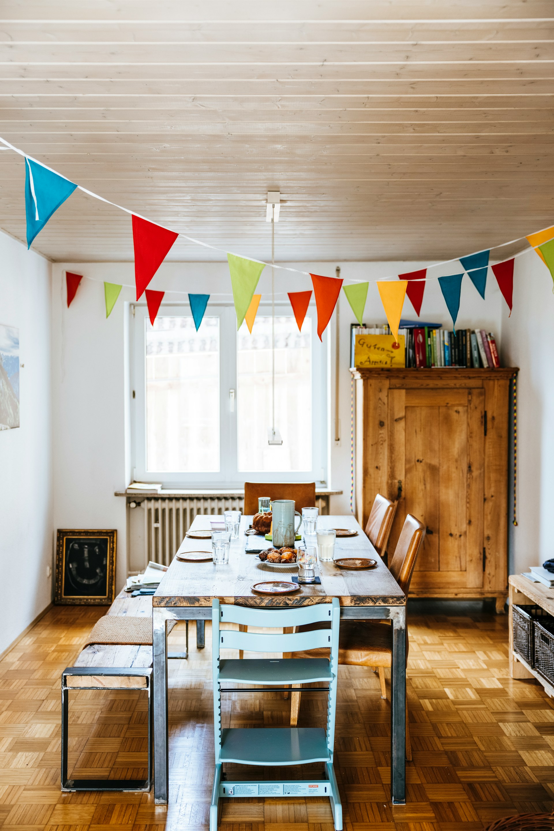 Ein mit Wimpeln dekoriertes Esszimmer | Quelle: Unsplash