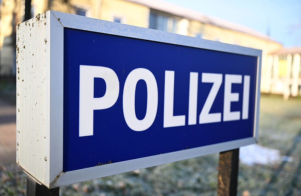A sign with the word "Polizei" (police) on it stands in front of a police station | Source: Getty Images Ein Schild mit der Aufschrift „Polizei” steht vor einer Polizeistation | Quelle: Getty Images