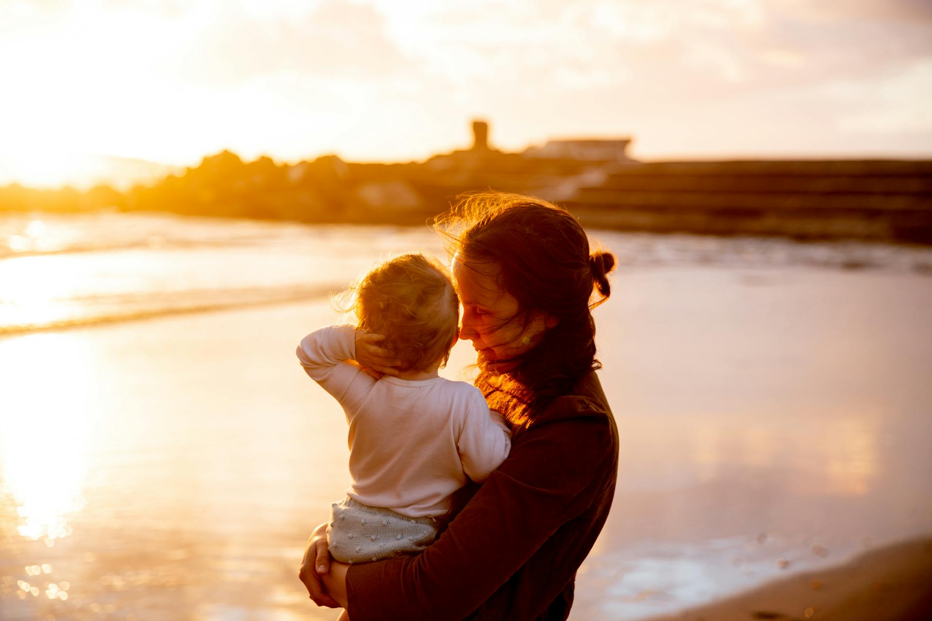 Eine Frau, die ihr Baby hält | Quelle: Pexels