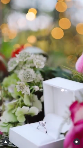 Ein Blick auf den Blumenschmuck um Rute Cardosos Verlobungsring, gepostet am 8. Juli 2022. | Quelle:  Instagram/rutecfcardoso14