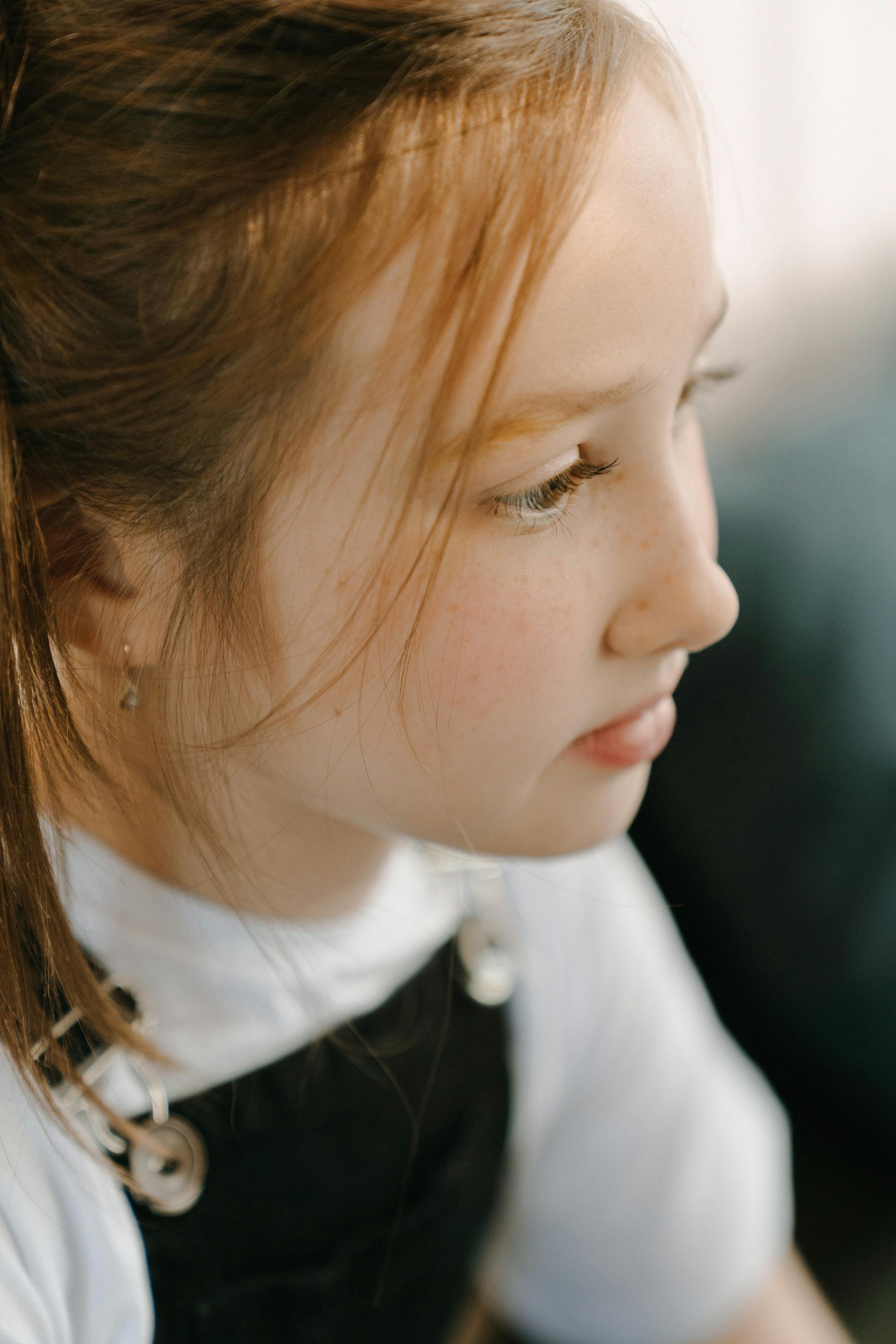 Ein Mädchen mit einem fernen Blick in ihren Augen | Quelle: Pexels