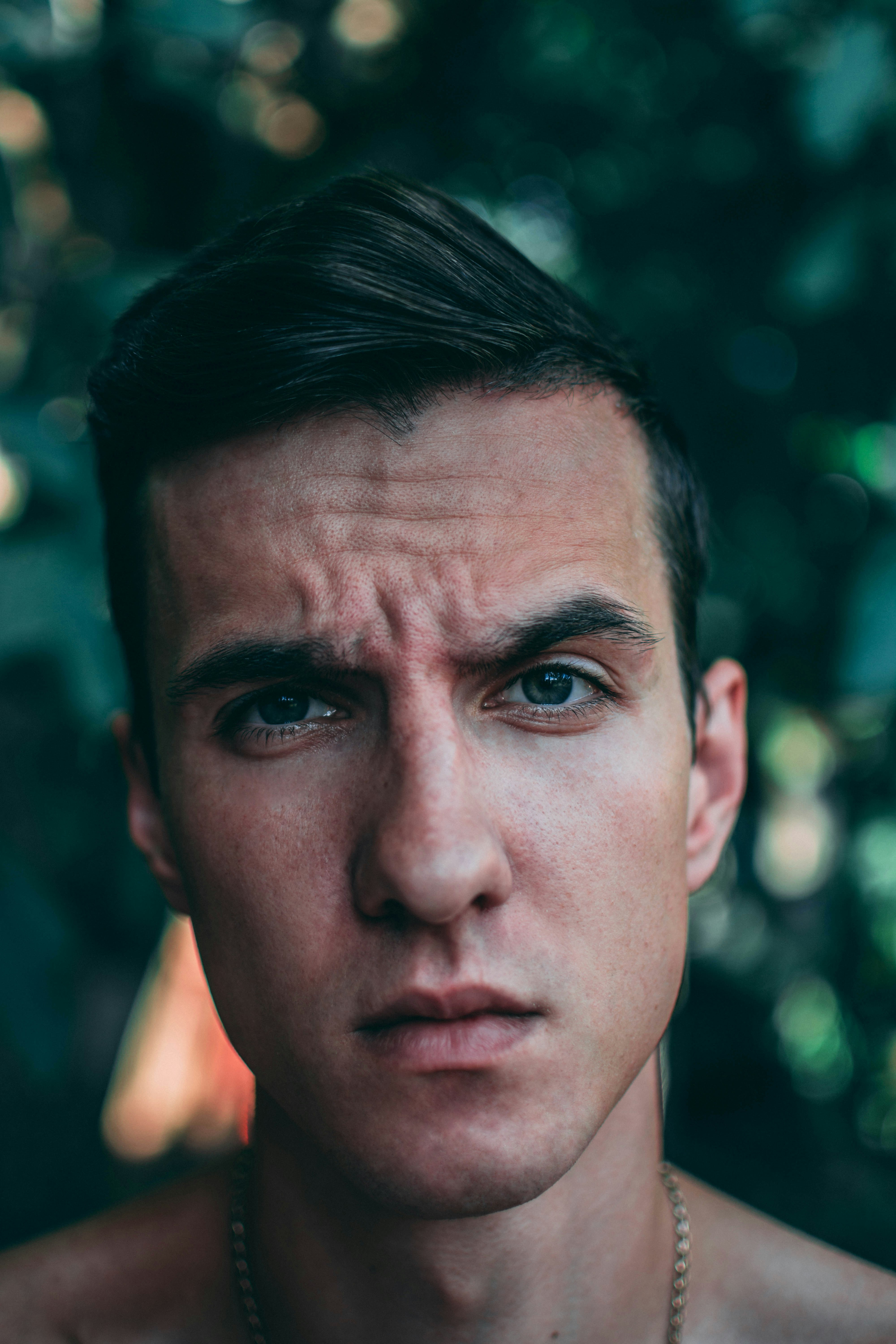 Eine Nahaufnahme eines aufgebrachten Mannes | Quelle: Unsplash
