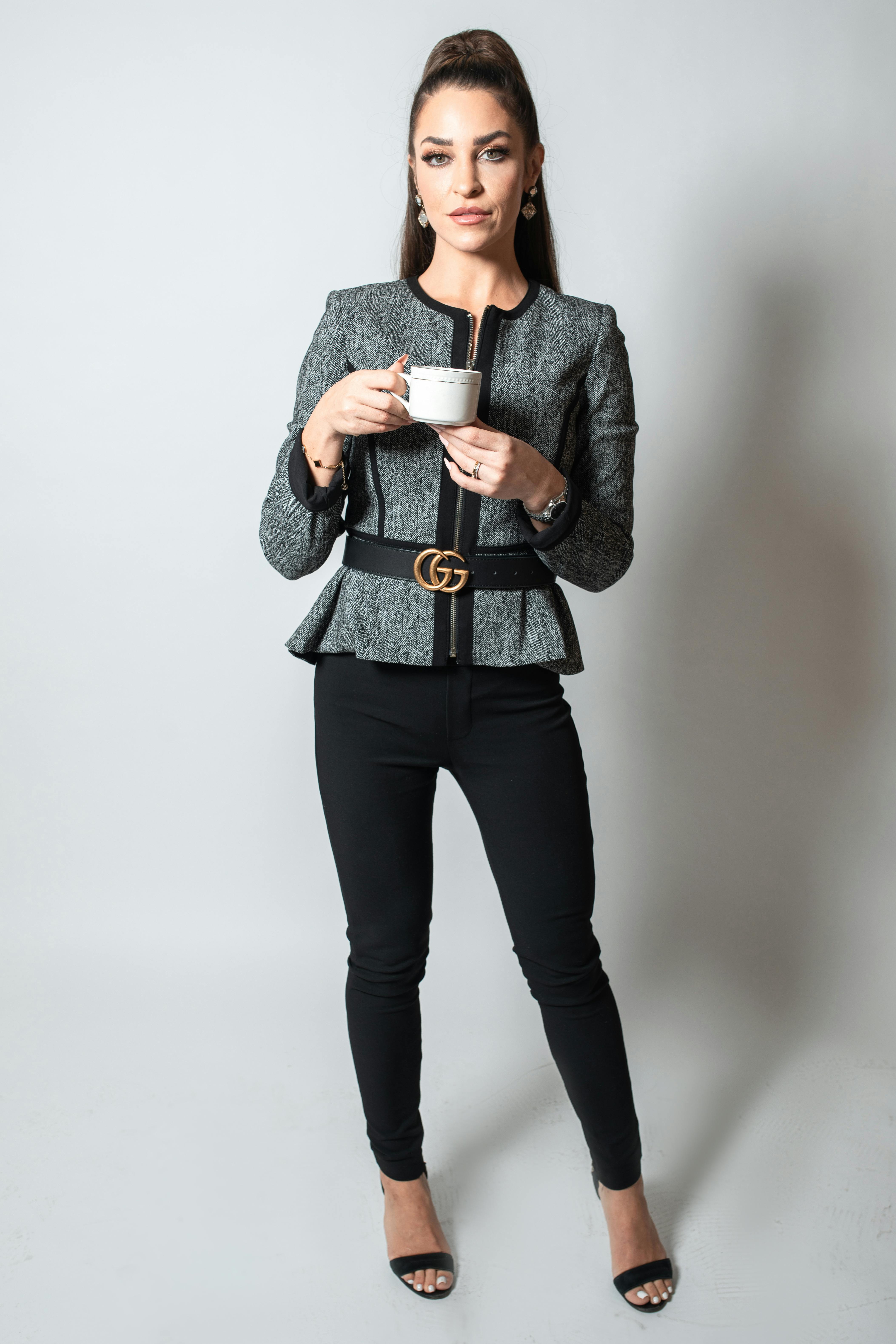 Eine gut gekleidete Frau | Quelle: Pexels