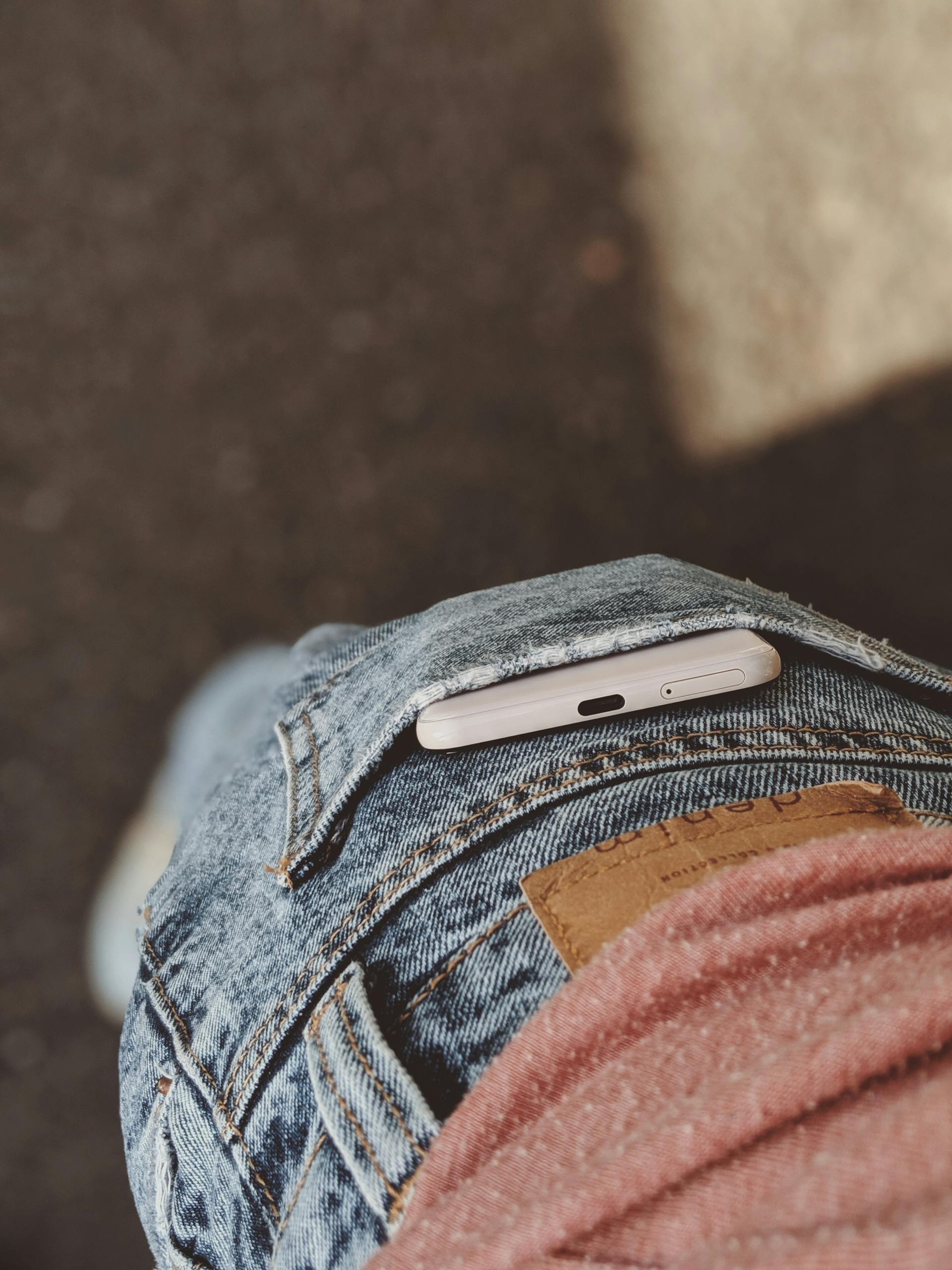 Ein Handy in der Tasche einer Person | Quelle: Pexels