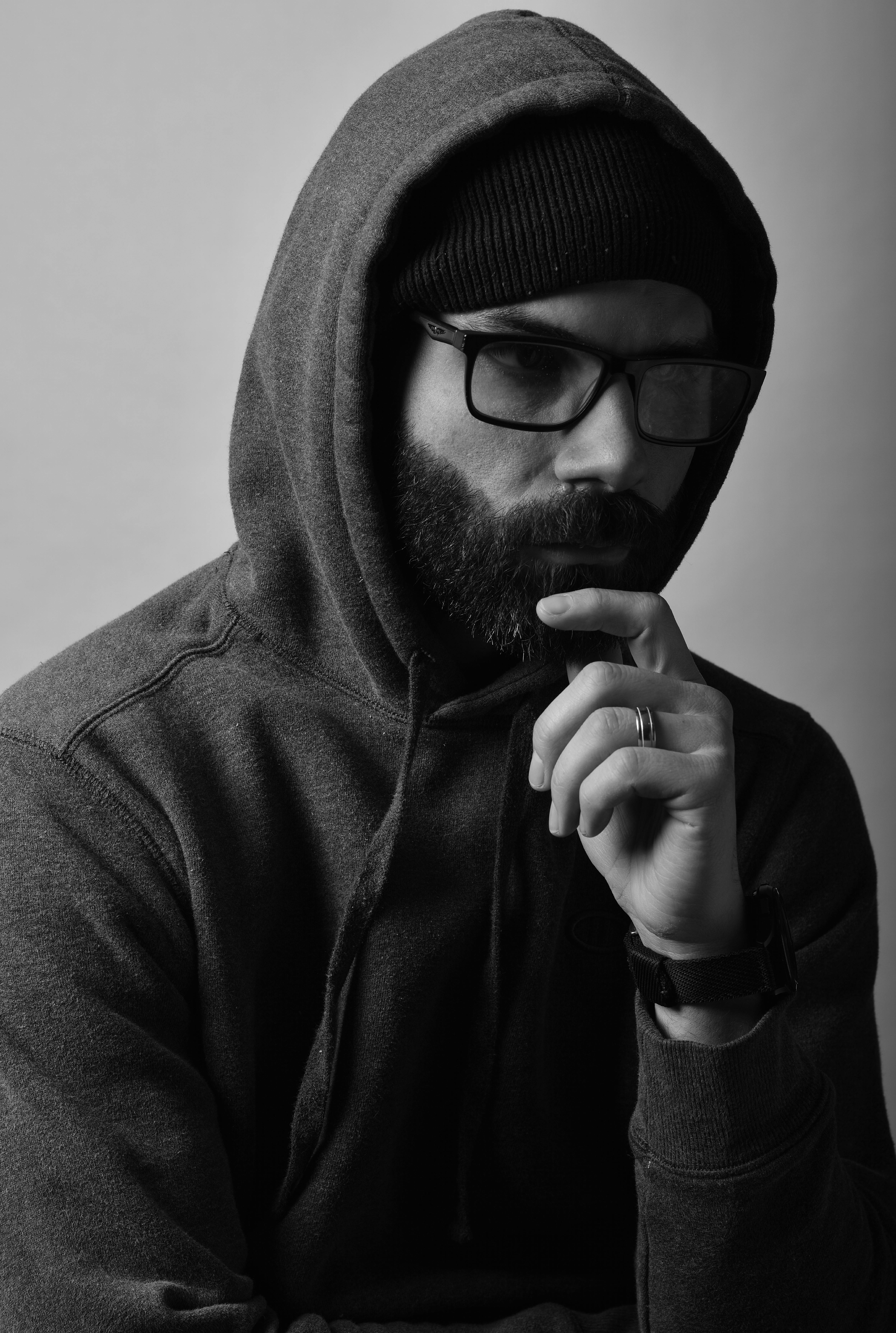 Ein Mann, der denkt | Quelle: Pexels