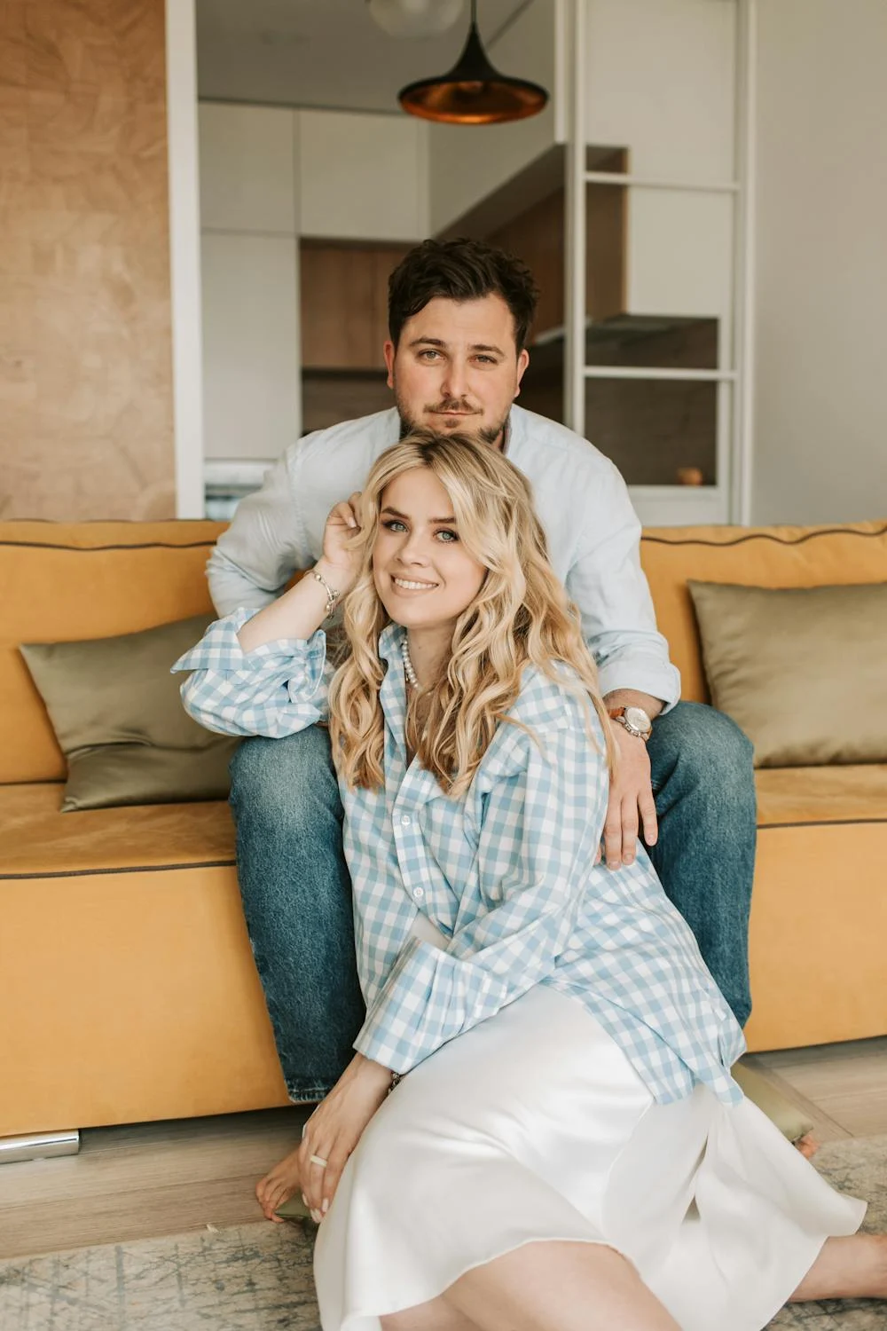 Ein lächelnder Mann mit seiner Frau | Quelle: Pexels