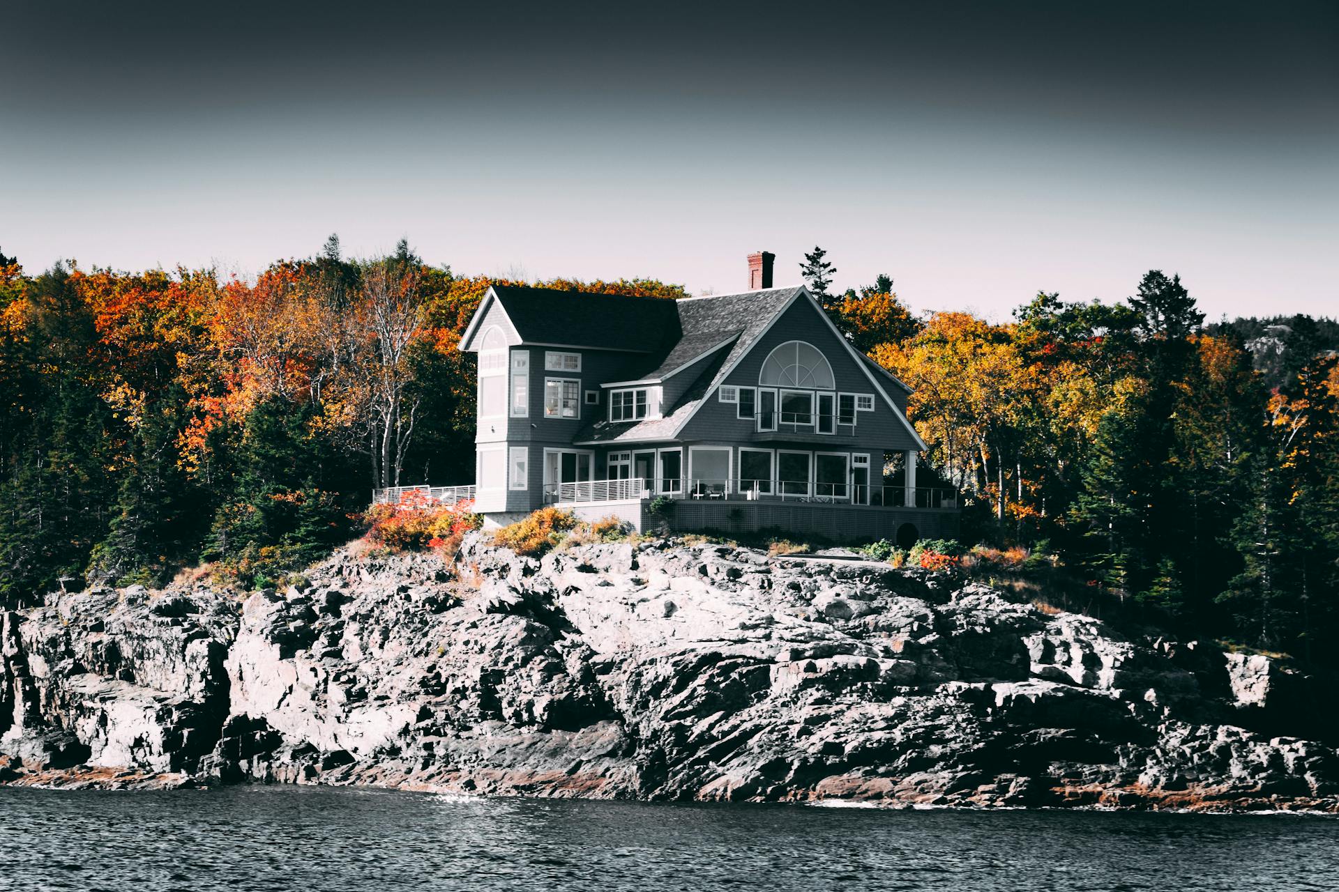 Ein atemberaubendes Haus, eingebettet in eine malerische Landschaft | Quelle: Pexels