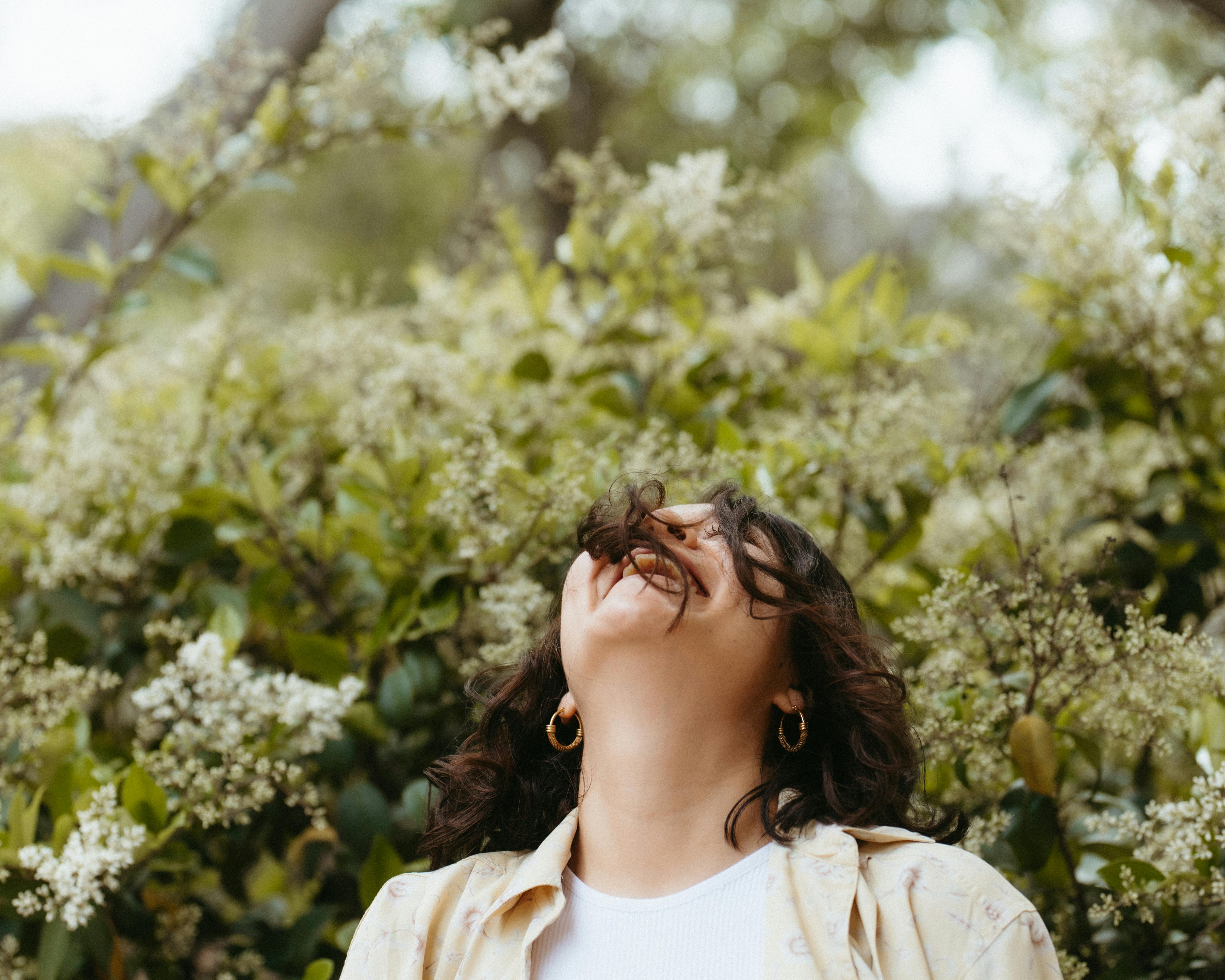 Eine Frau, die ihren Kopf beim Lachen nach hinten neigt | Quelle: Pexels