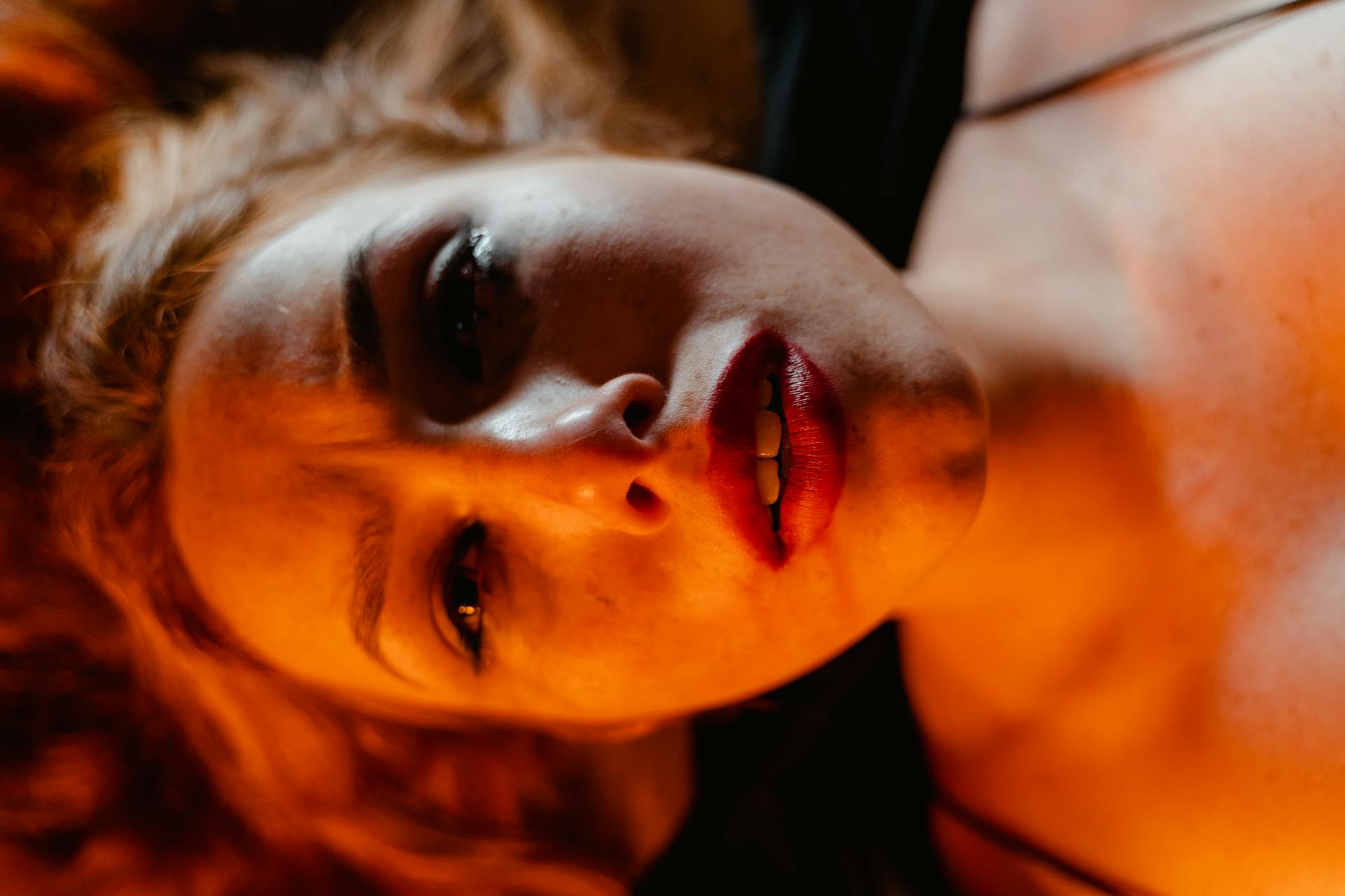 Eine Frau, die sich unwohl fühlt | Quelle: Pexels