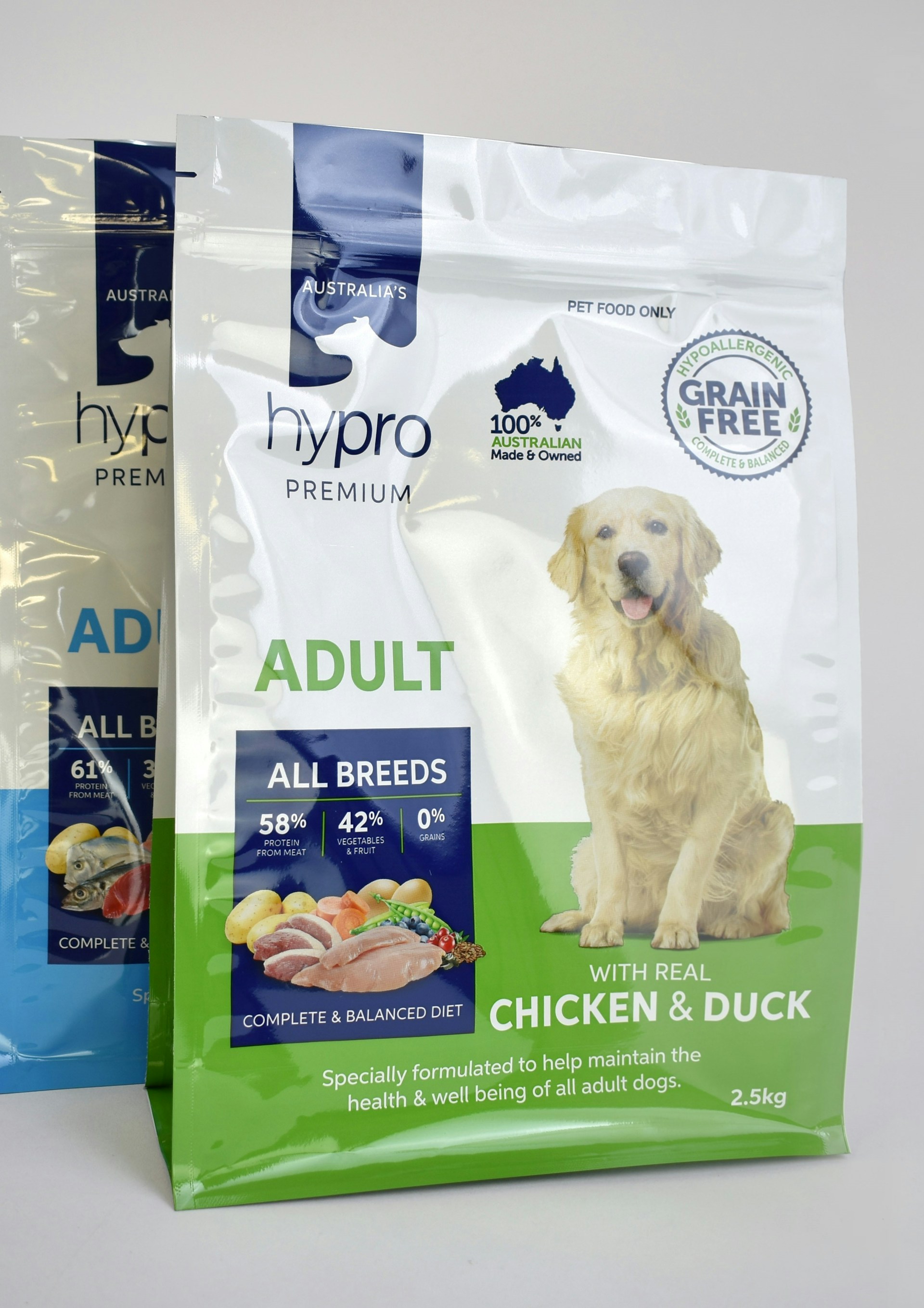 Zwei Pakete mit Hundefutter | Quelle: Unsplash