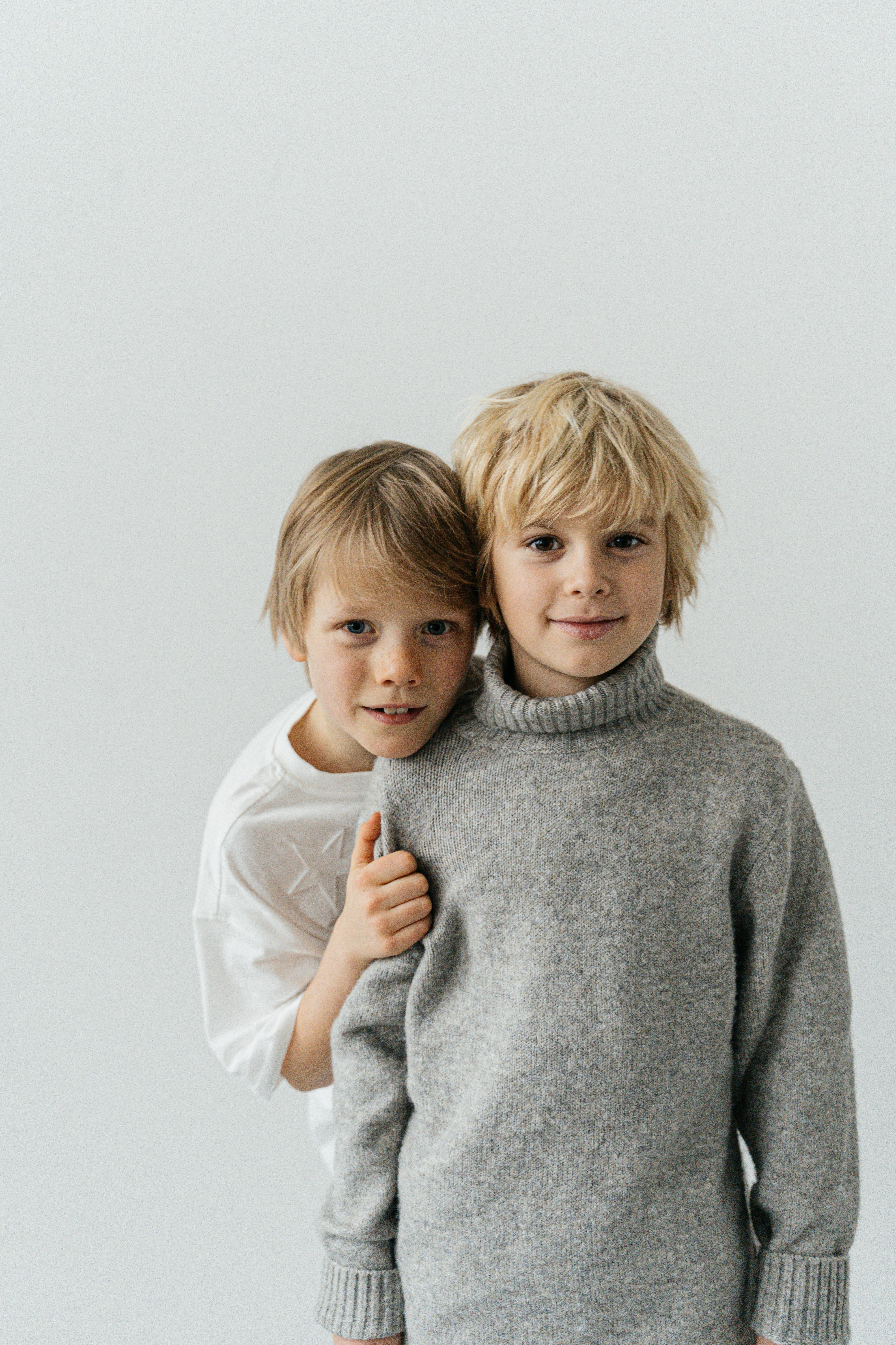 Zwei glückliche Kinder | Quelle: Pexels