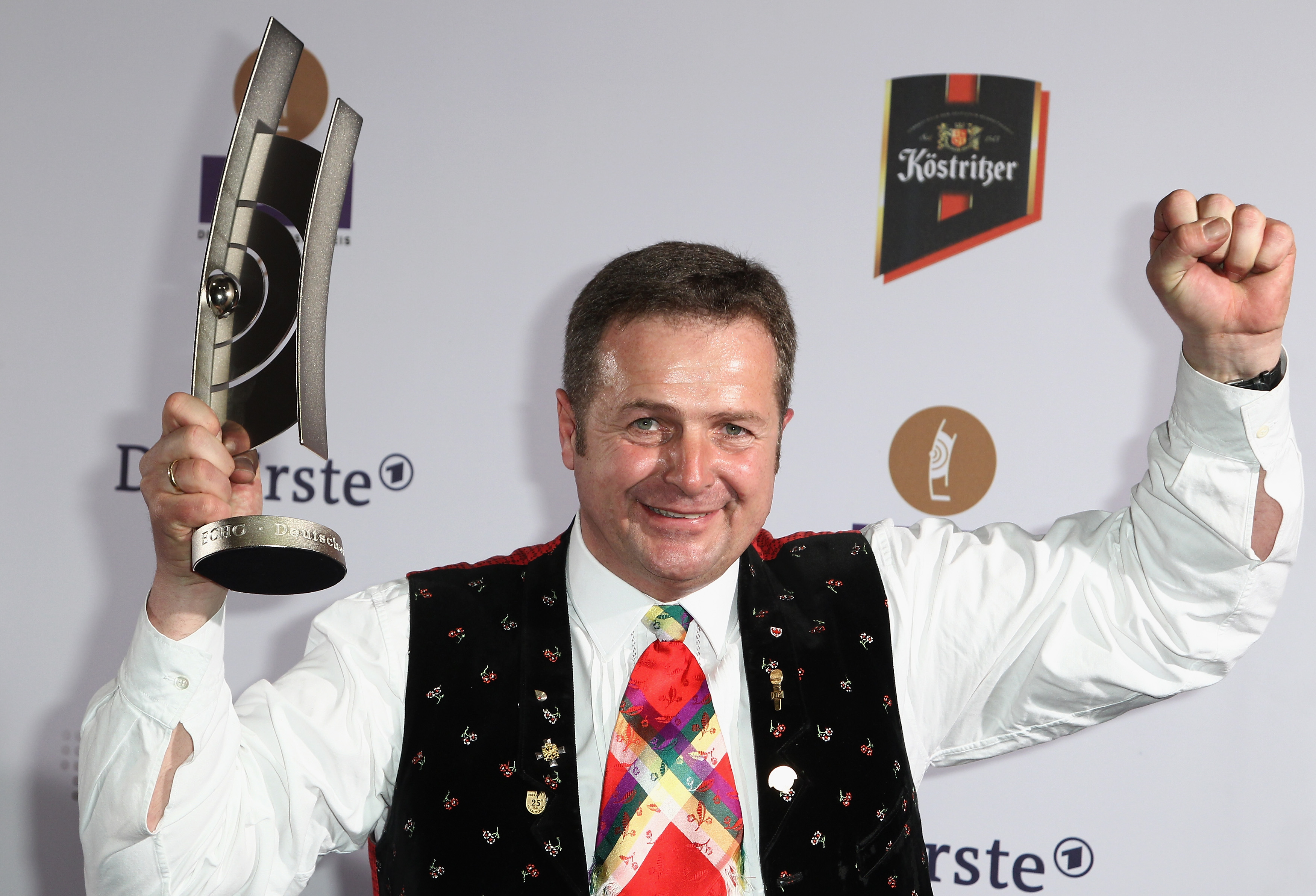 Norbert Rier, Leadsänger der Kastelruther Spatzen, posiert mit der Auszeichnung bei der Echo-Verleihung 2010 in der Messe Berlin am 4. März 2010 in Berlin, Deutschland. | Quelle: Getty Images