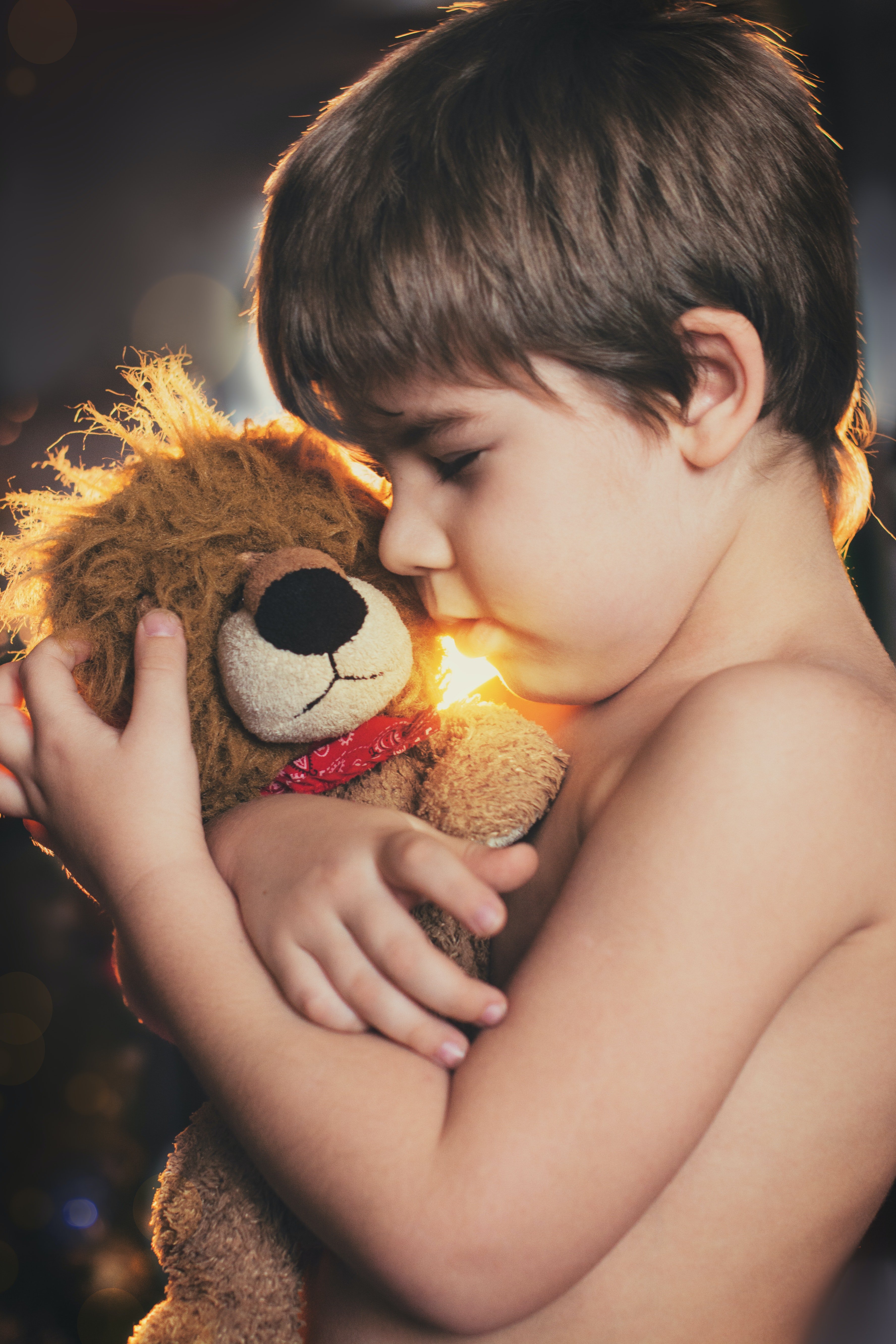 Der kleine Junge hatte ein Stofftier dabei, auf dem das Bild seiner Mutter zu sehen war. | Quelle: Pexels