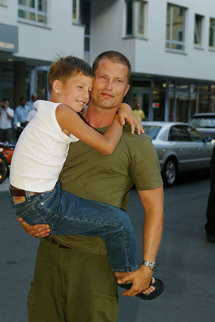Schauspieler Til Schweiger Mit Sohn Valentin Bei Der Deutschlandpremiere "Tomb Raider 2 - Die Wiege Des Lebens" Im Mathäser Kino In München | Quelle: Getty Images
