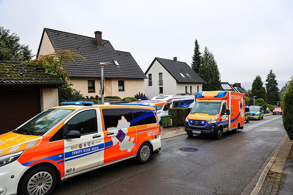 Krankenwagen sind in der Nähe des Ortes zu sehen, an dem Iris Stalzer, die neu gewählte Bürgermeisterin von Herdecke, bei einem Messerangriff schwer verletzt wurde, in Herdecke, Westdeutschland, am 7. Oktober 2025 | Quelle: Getty Images