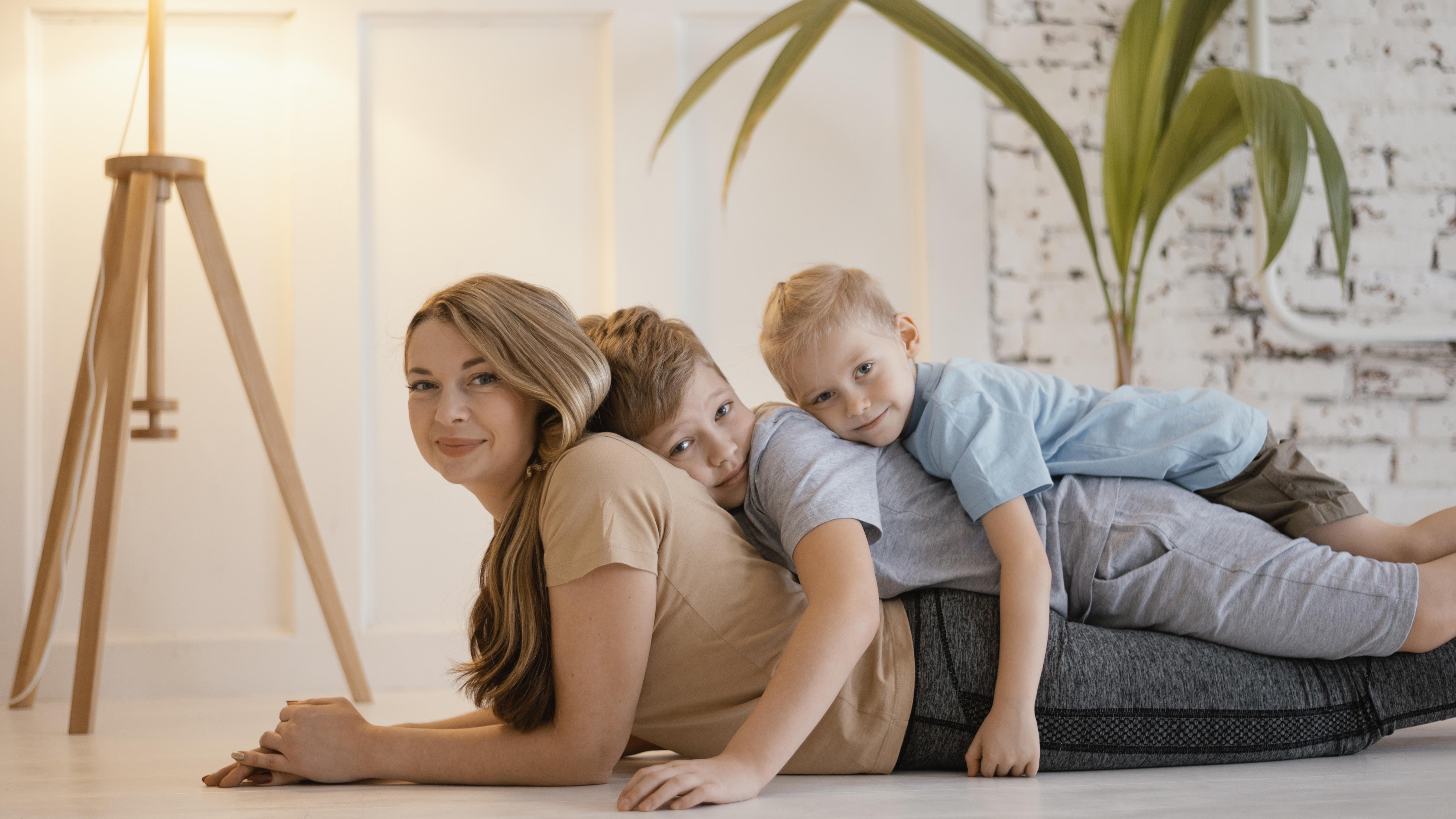 Kinder, die auf dem Rücken ihrer Mama liegen | Quelle: Magnific