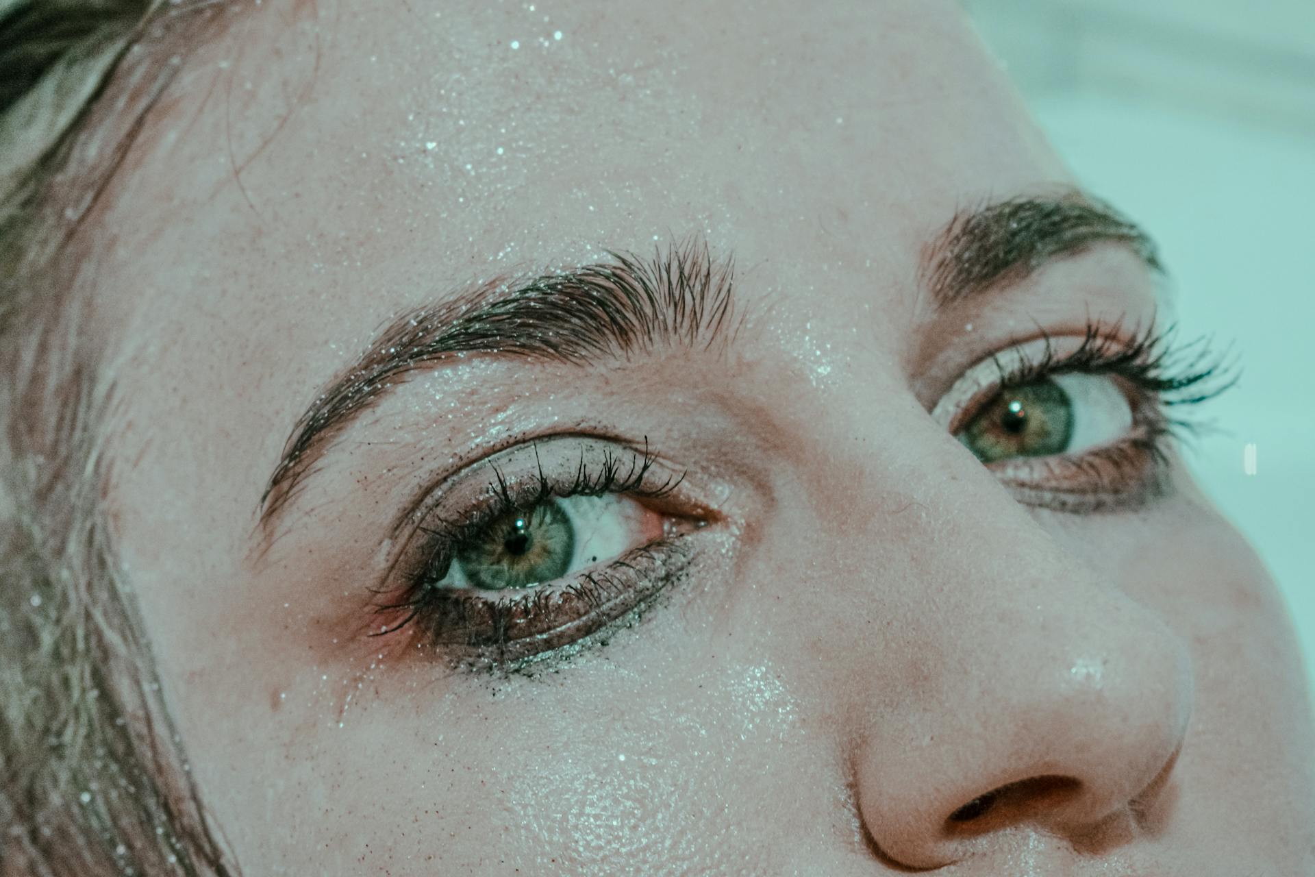 Das Gesicht einer Frau mit verschmiertem Make-up | Quelle: Pexels