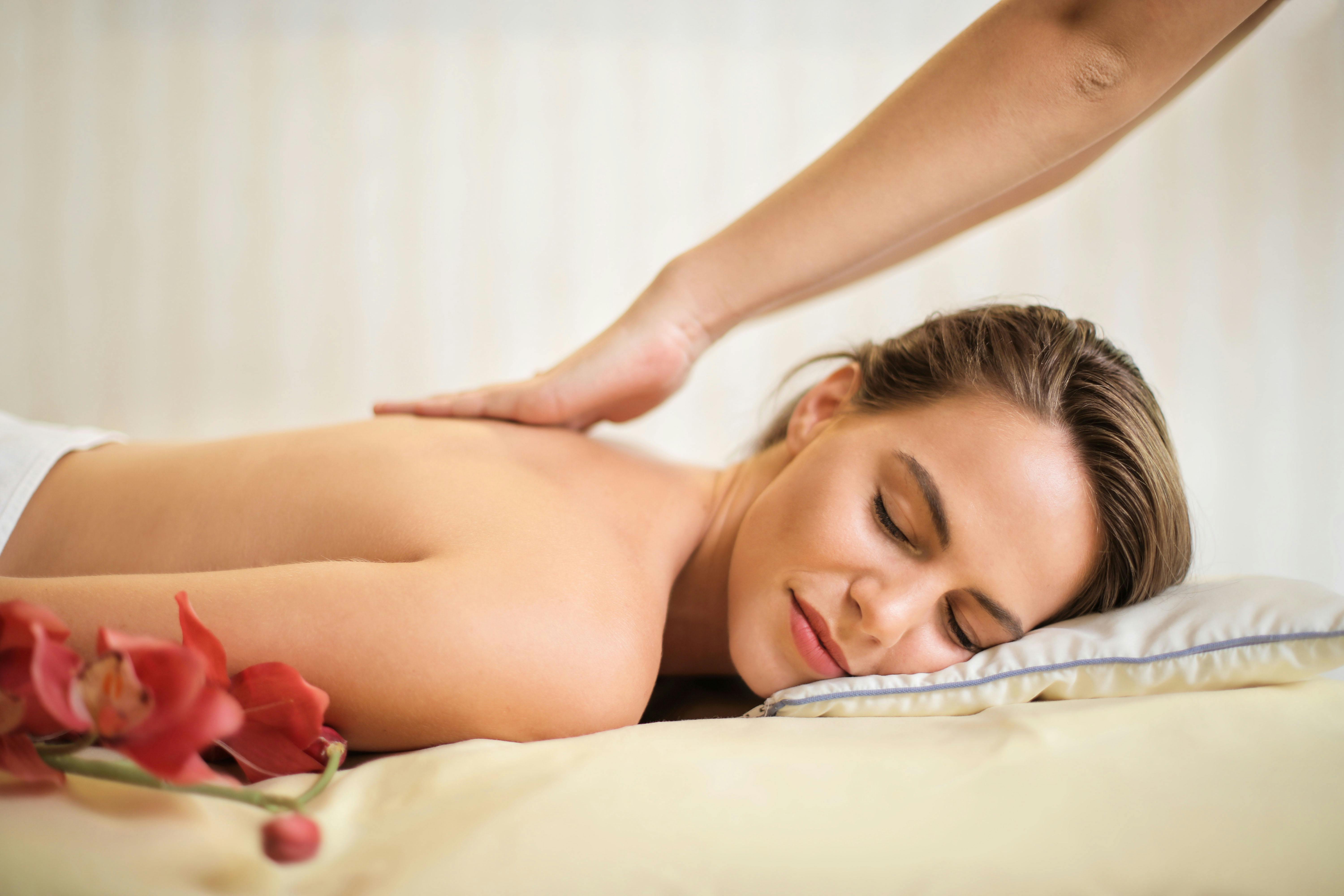 Eine Frau, die eine Massage bekommt | Quelle: Pexels