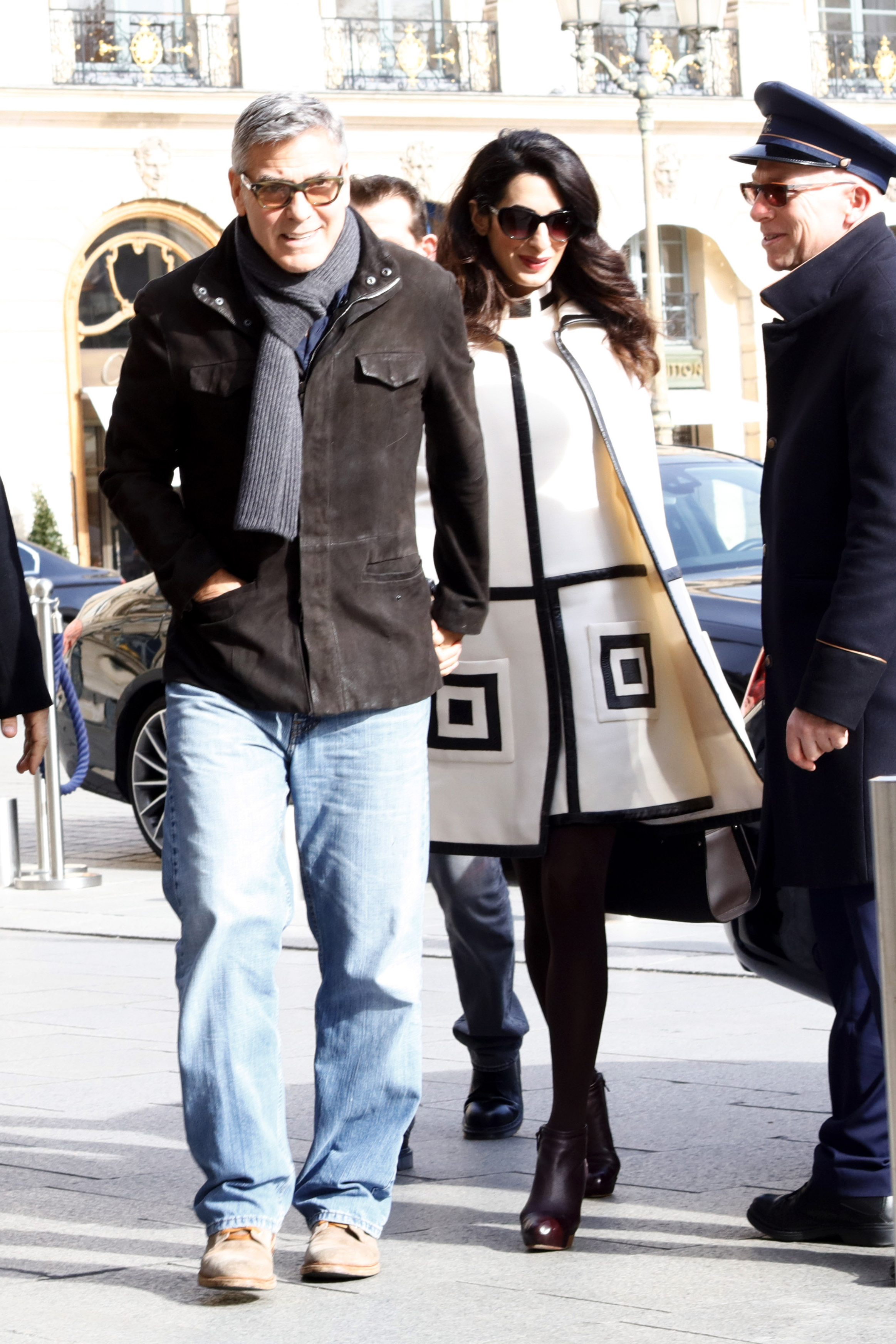 George und Amal Clooney haben gesagt, sie hätten sich für ein Leben in Südfrankreich entschieden, um ihren Kindern eine ruhigere Kindheit fernab von Hollywood zu ermöglichen. | Quelle: Getty Images