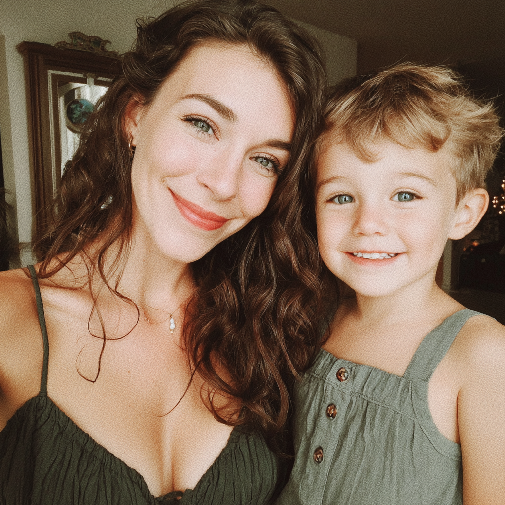 Eine lächelnde Mutter und ihr Sohn | Quelle: Midjourney