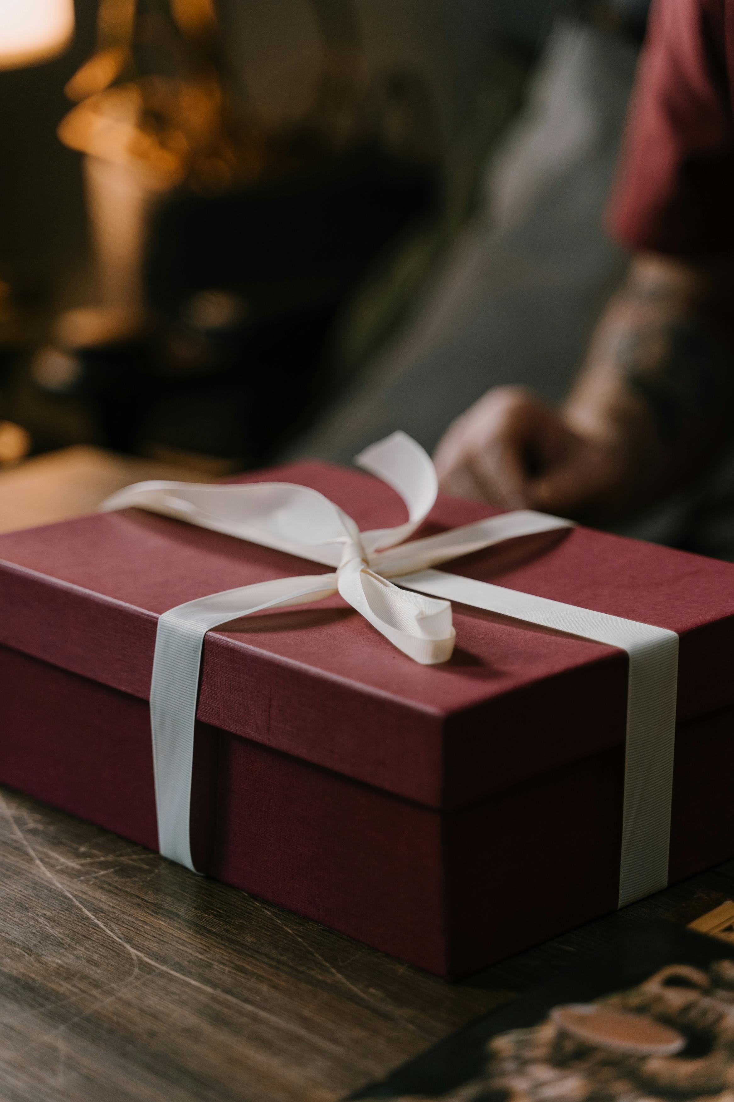Eine verpackte Schachtel auf einem Tisch | Quelle: Pexels