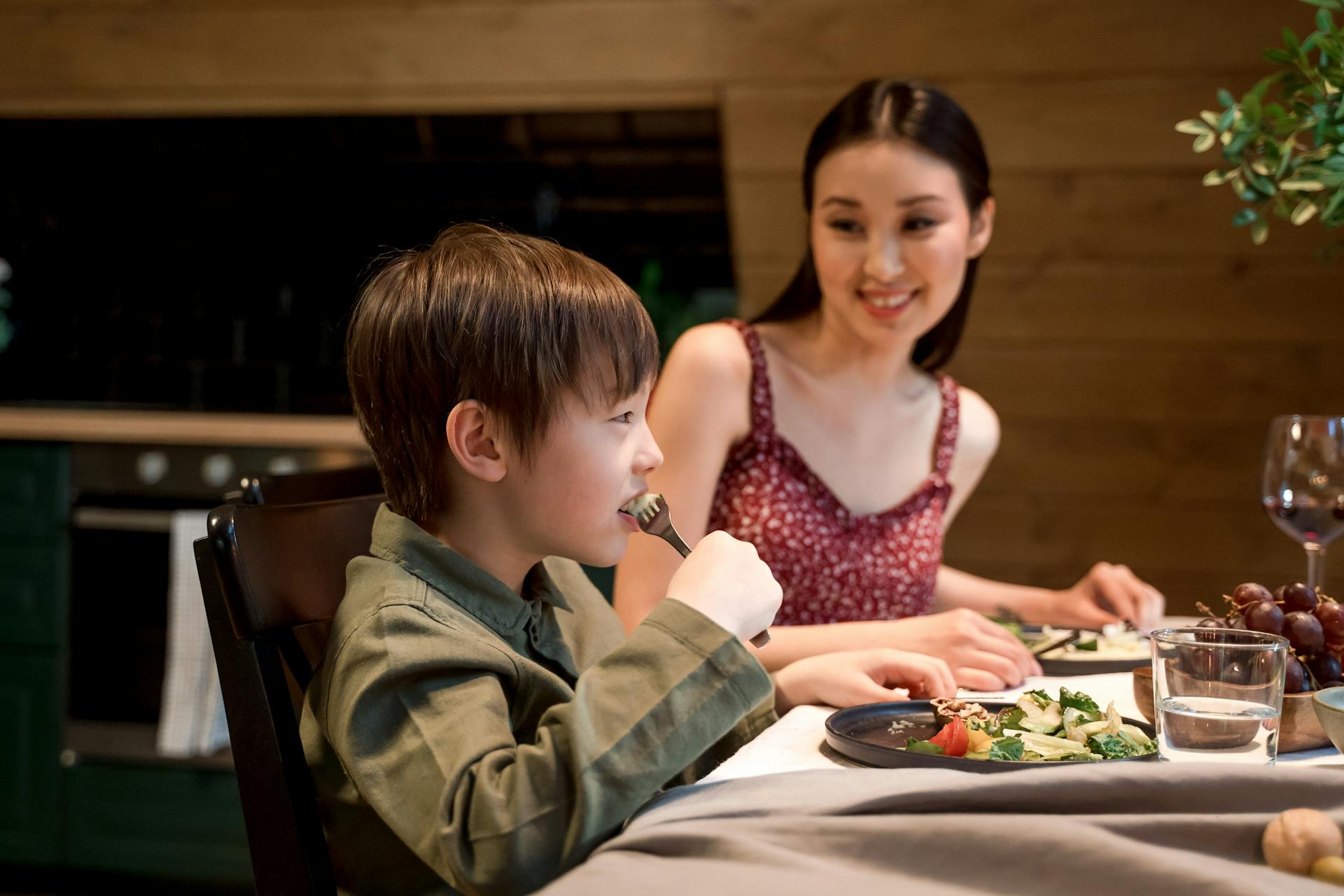 Eine glückliche Mutter und ihr Sohn beim Abendessen | Quelle: Pexels