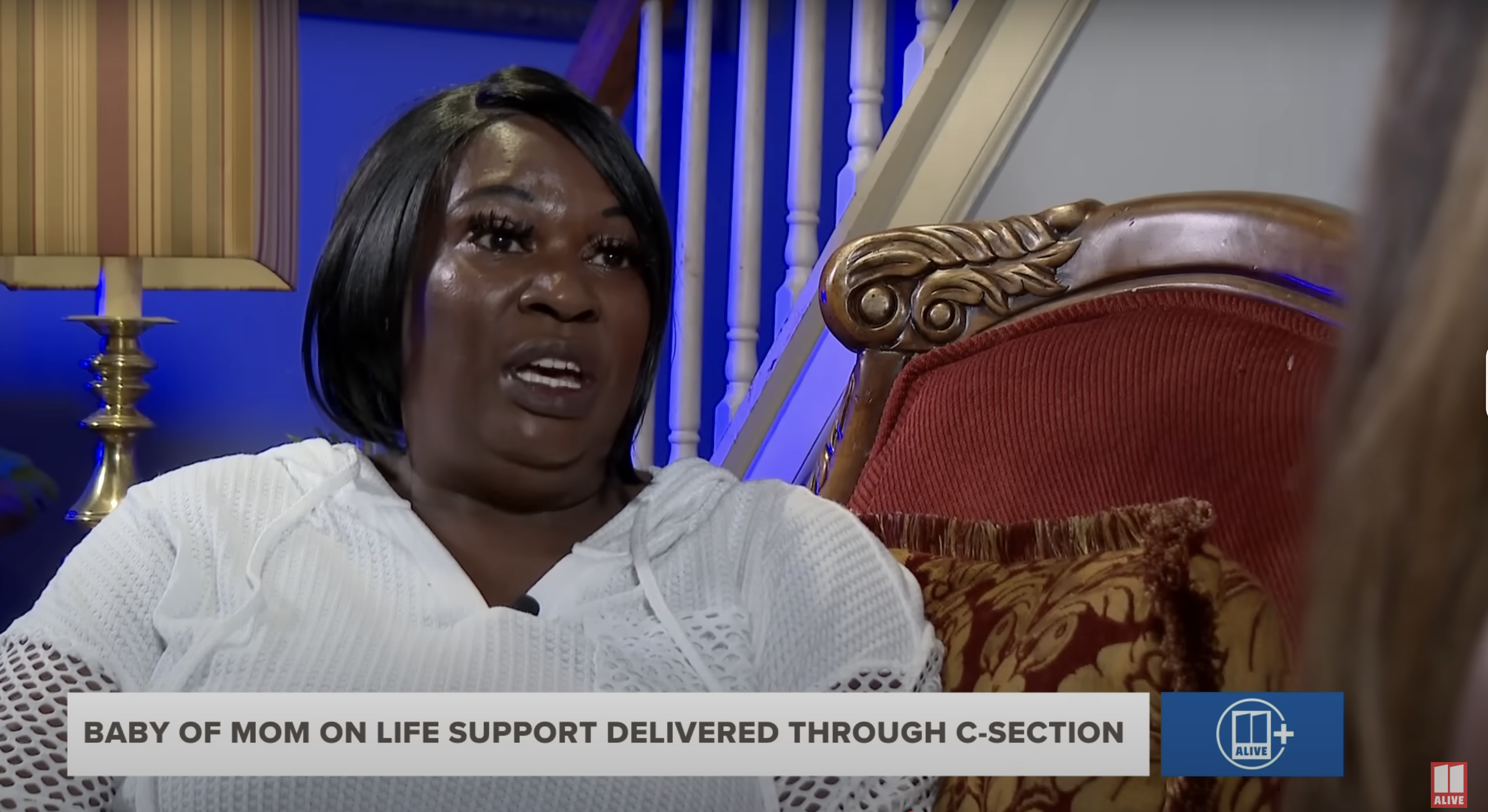 Die Mutter von Adriana Smith, April Newkirk, erklärt in einem Videointerview vom 17. Juni 2025, was ihre Tochter durchgemacht hat | Quelle: YouTube/11Alive