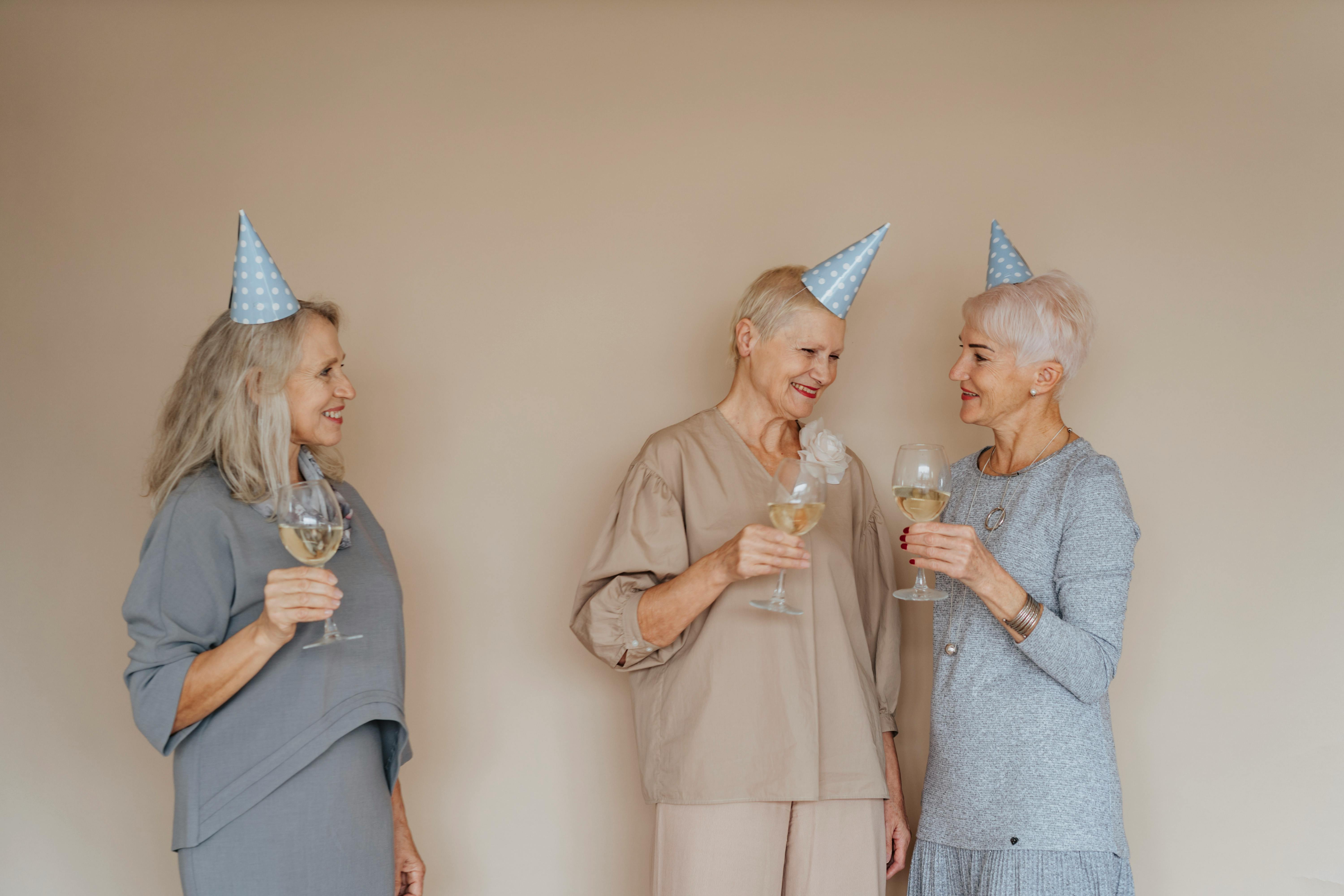 Freunde, die Wein genießen | Quelle: Pexels