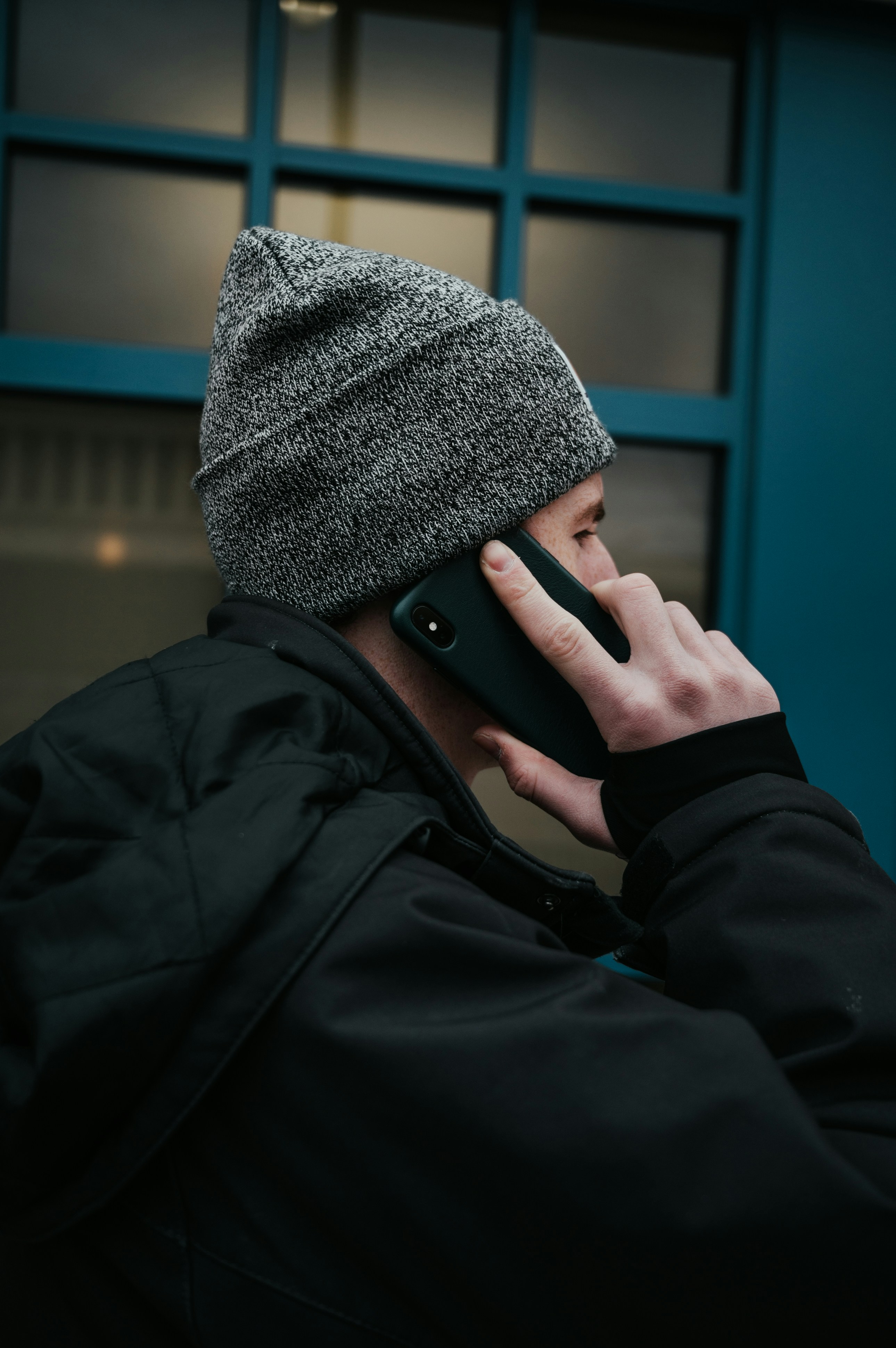 Ein Mann spricht am Telefon | Quelle: Unsplash