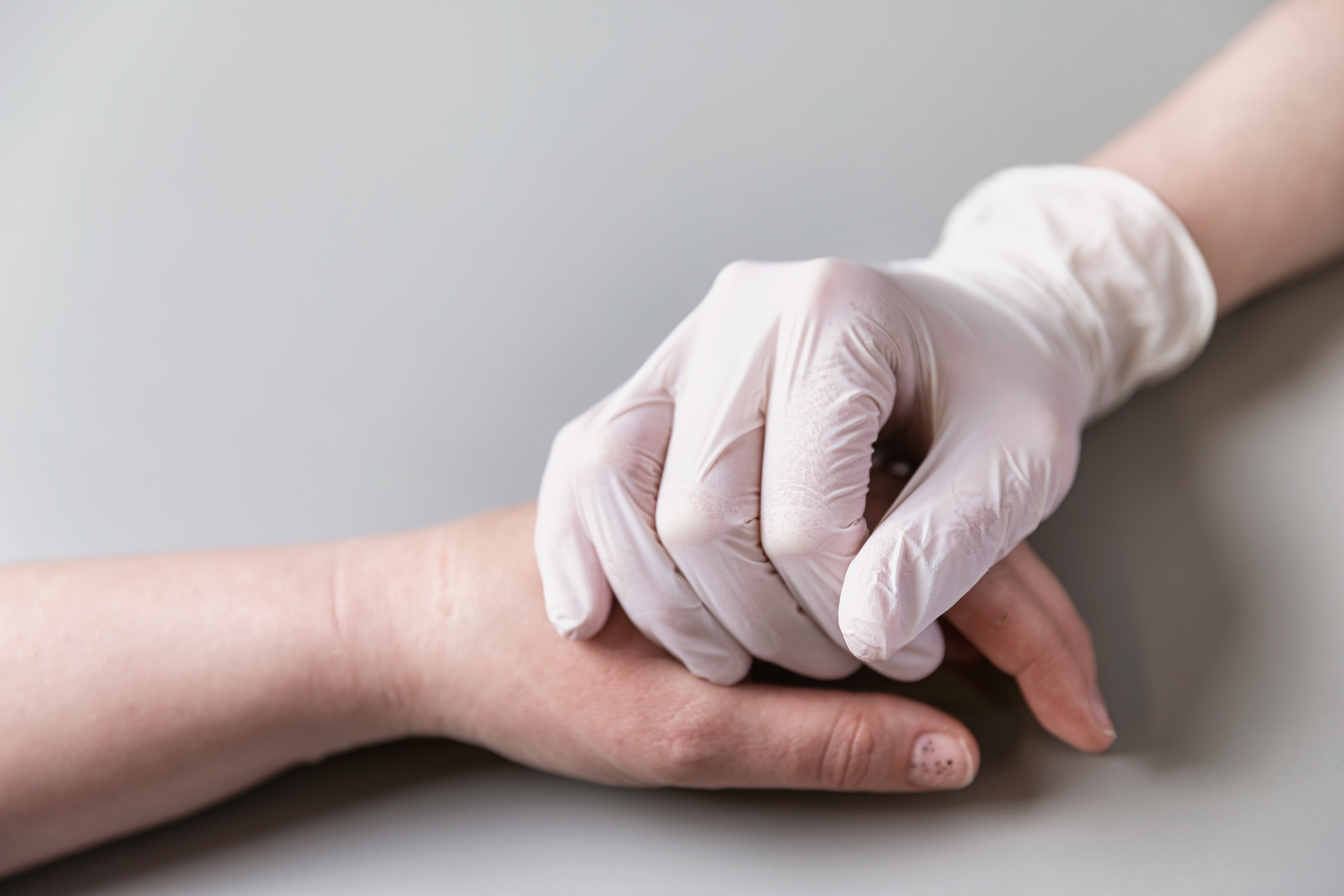 Helfende Hände im Krankenhaus | Quelle: Getty Images